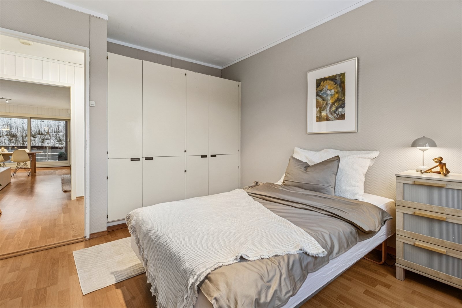 Alle 3 soverommene har plass til garderobe, seng og arbeidspult. Galleribilde