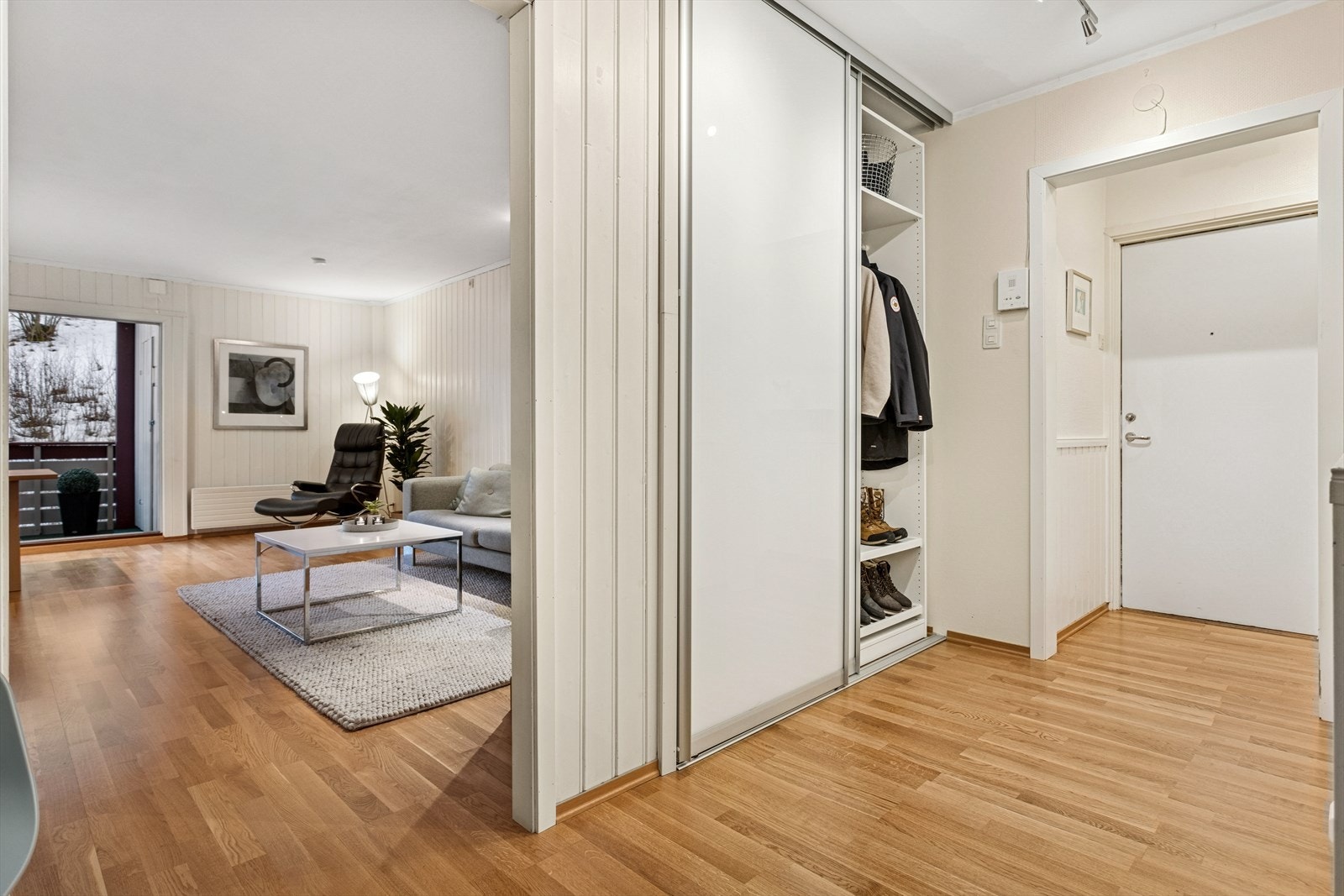 Entré med skyvedørsgarderobe. Galleribilde