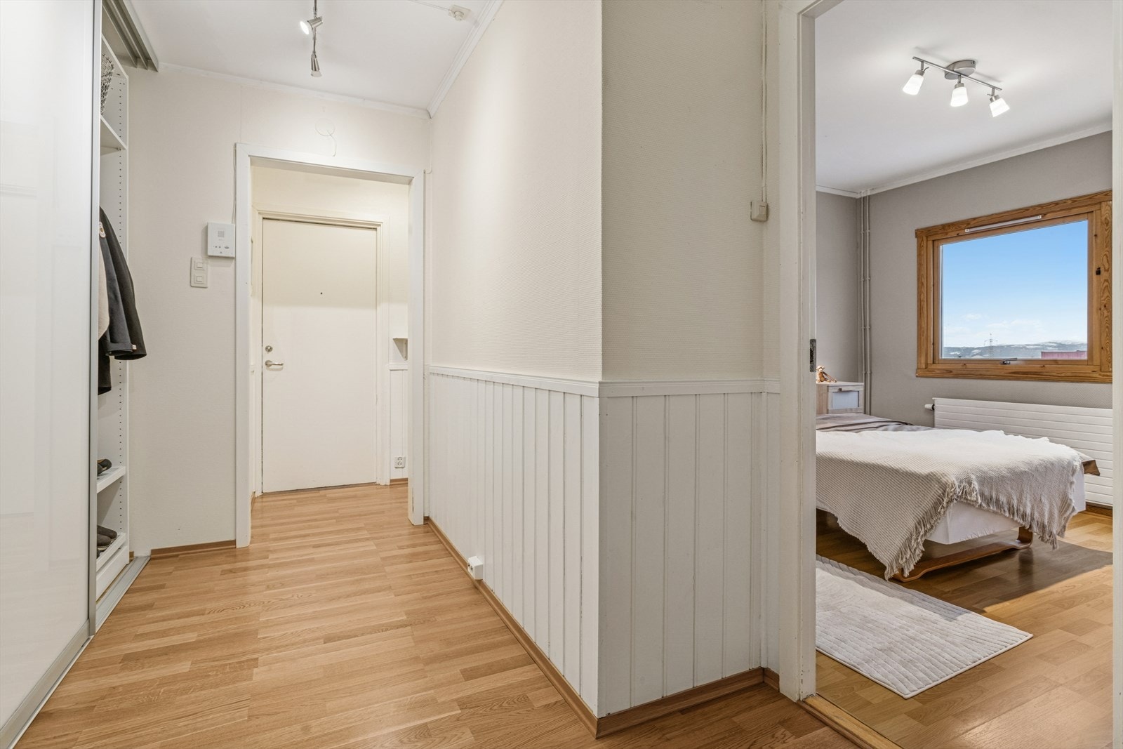 Fra entréen er det inngang mot de 3 soverommene. Galleribilde