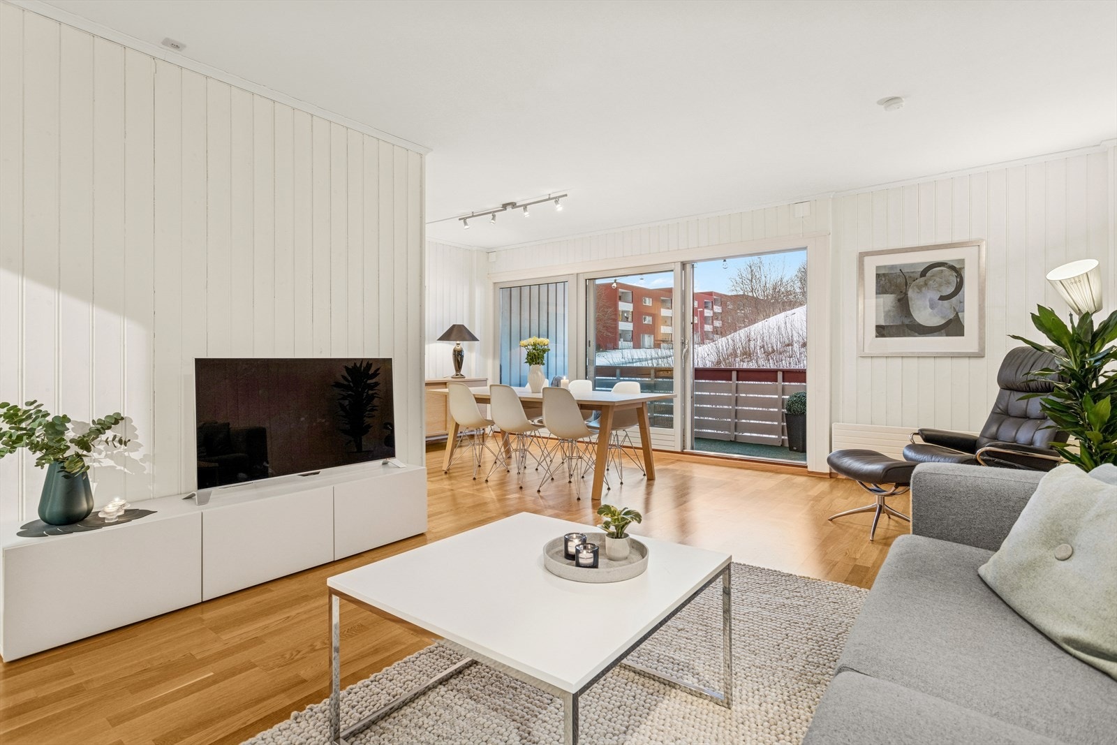 Romslig stue og spisestue med åpen løsning. Galleribilde