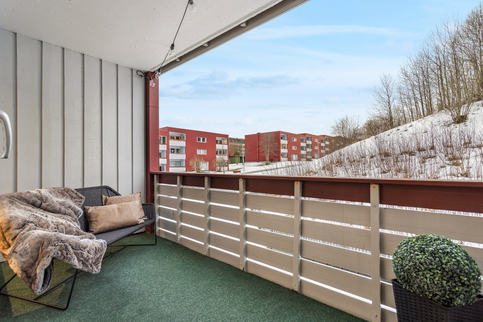 Stor og solrik veranda med bod. Galleribilde