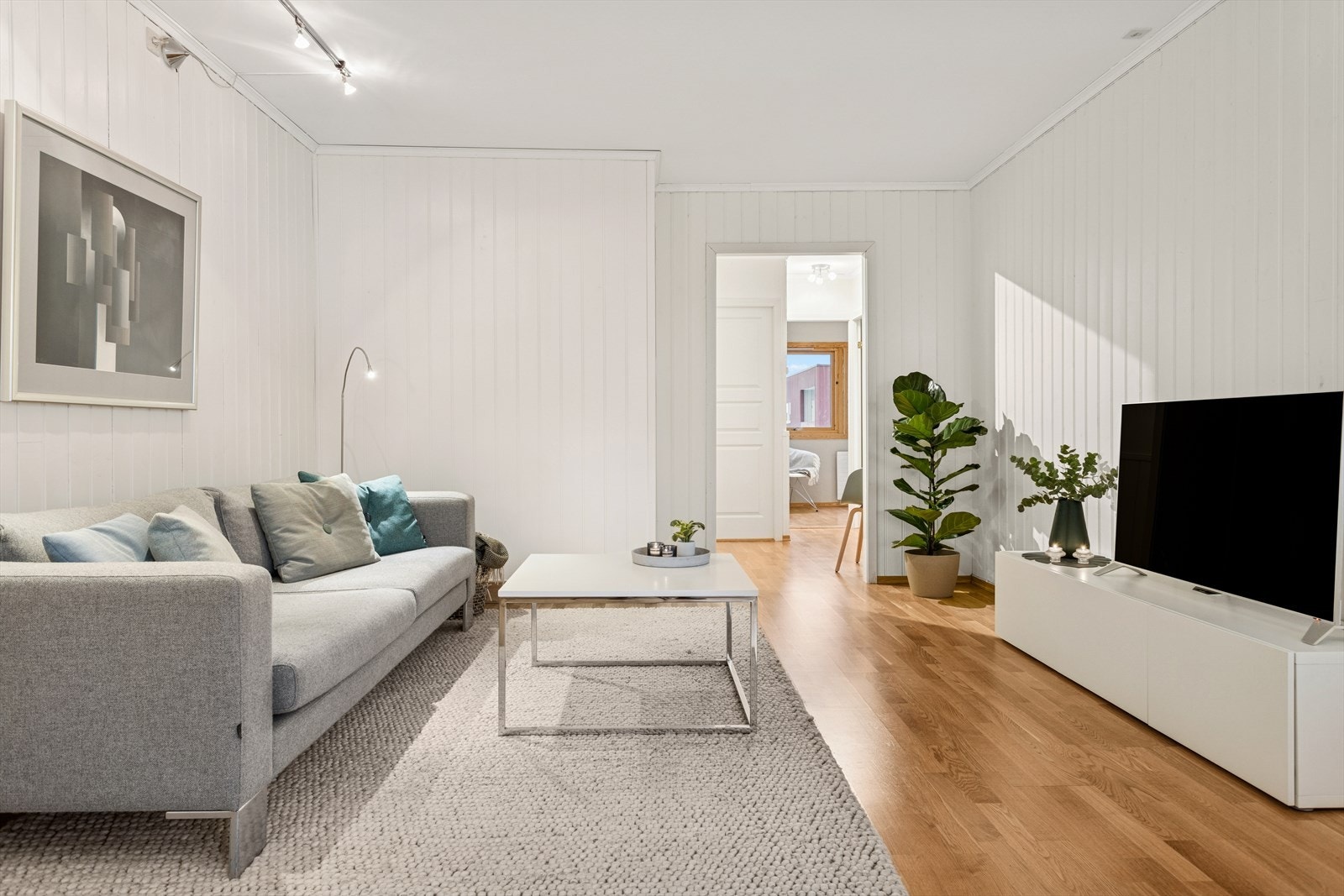 Sofakrok med utgang mot entré, soverommene, samt toalett og bad. Galleribilde