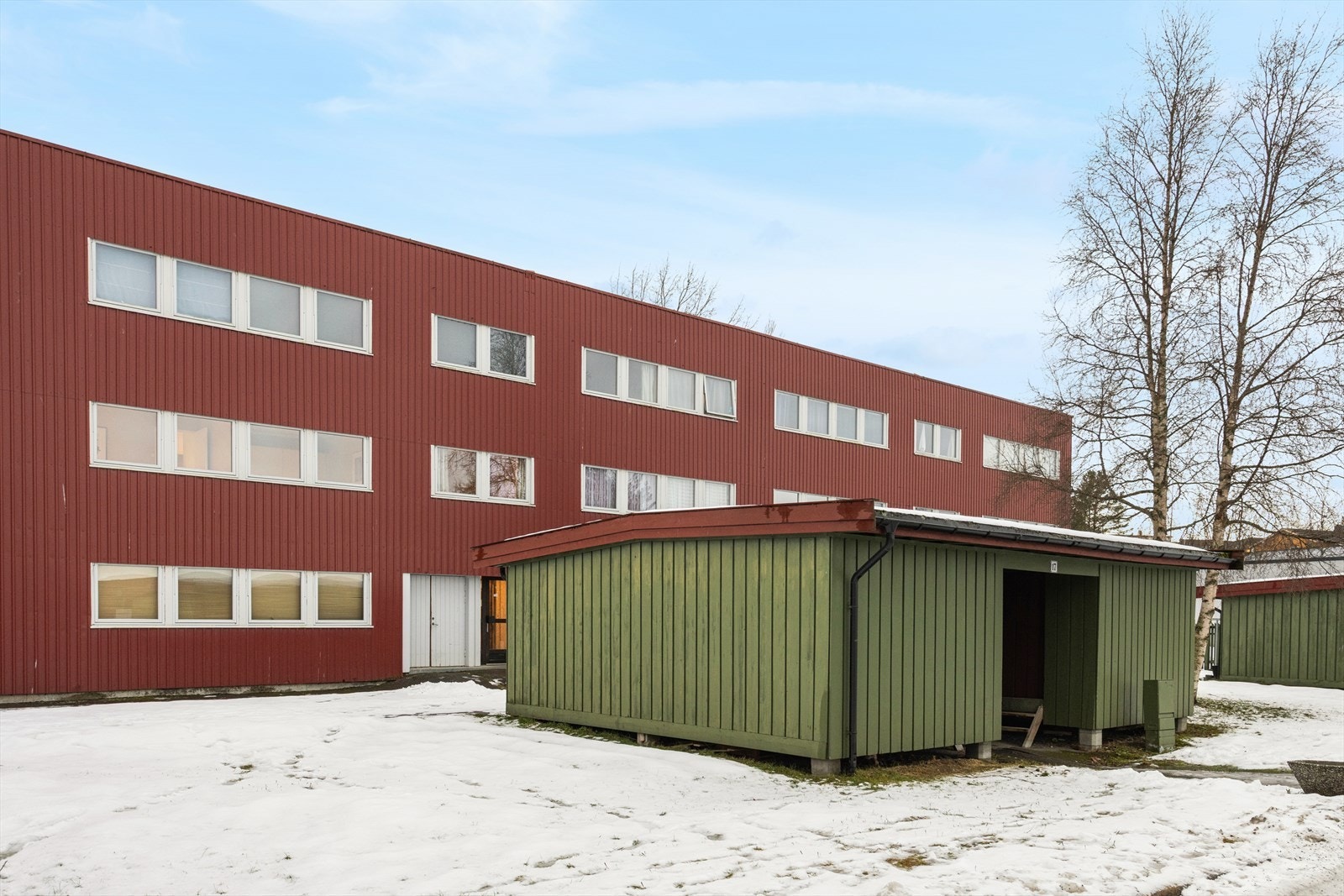 Sportsboder i front av boligen. Galleribilde