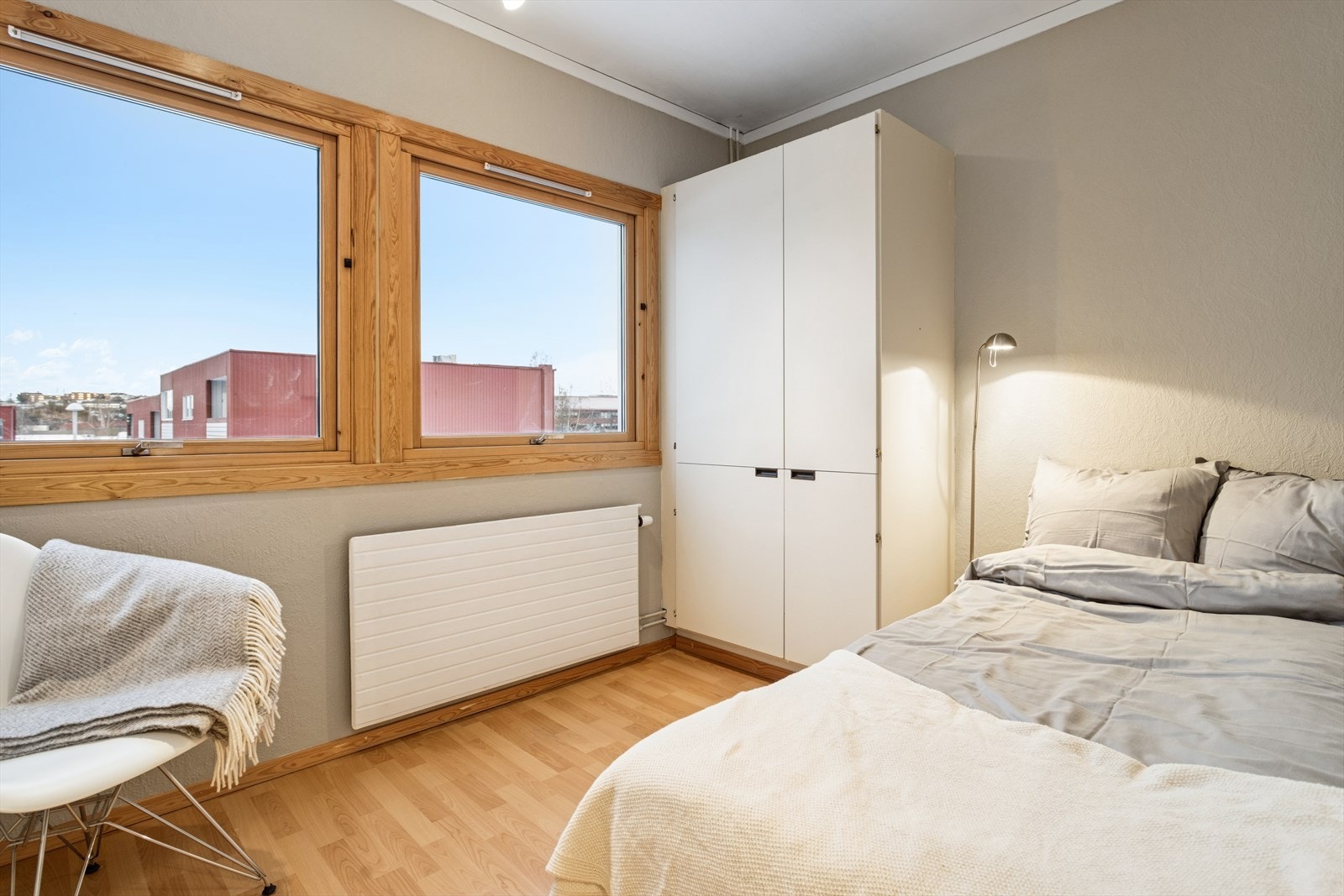 Alle 3 soverommene har plass til garderobe, seng og arbeidspult. Galleribilde