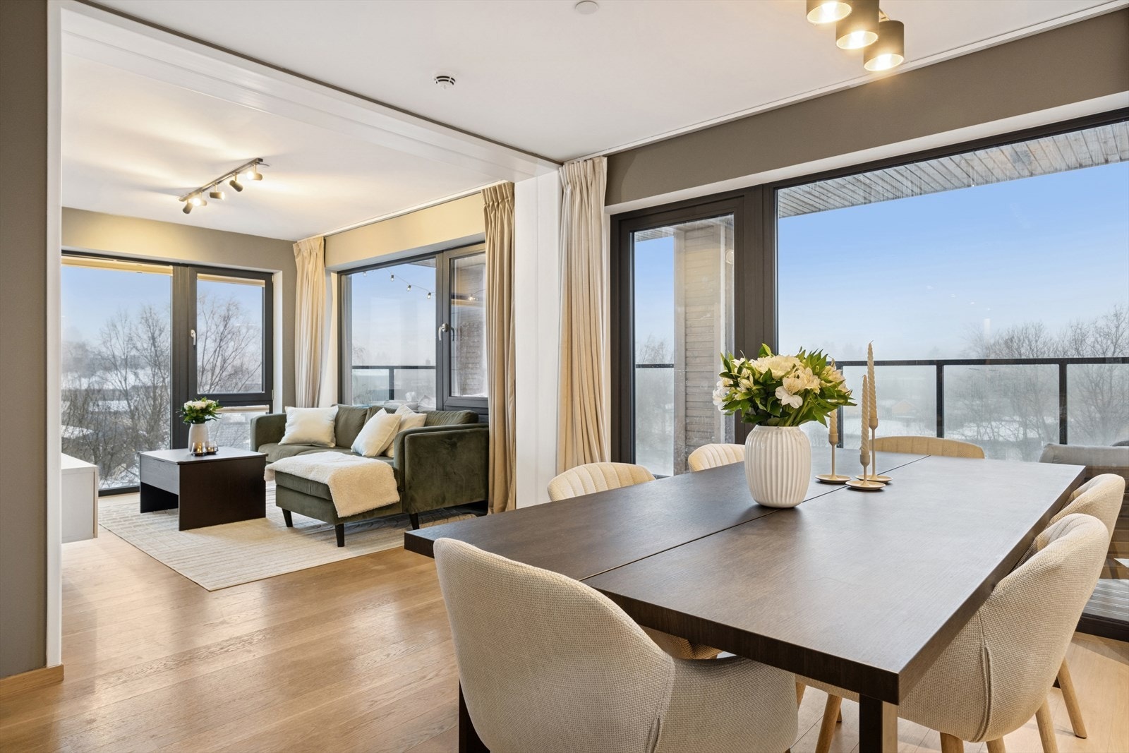 Spisestuen fungerer som et naturlig bindeledd mellom stuen og kjøkkenet. Galleribilde