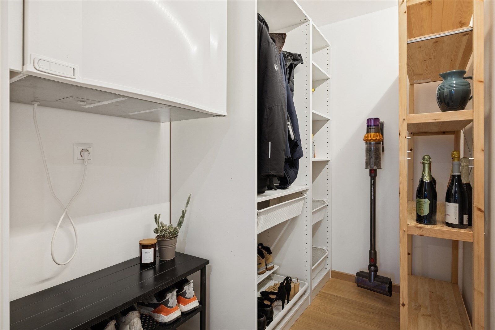 Garderobeløsning med hyller gir effektiv oppbevaring i boden. Galleribilde