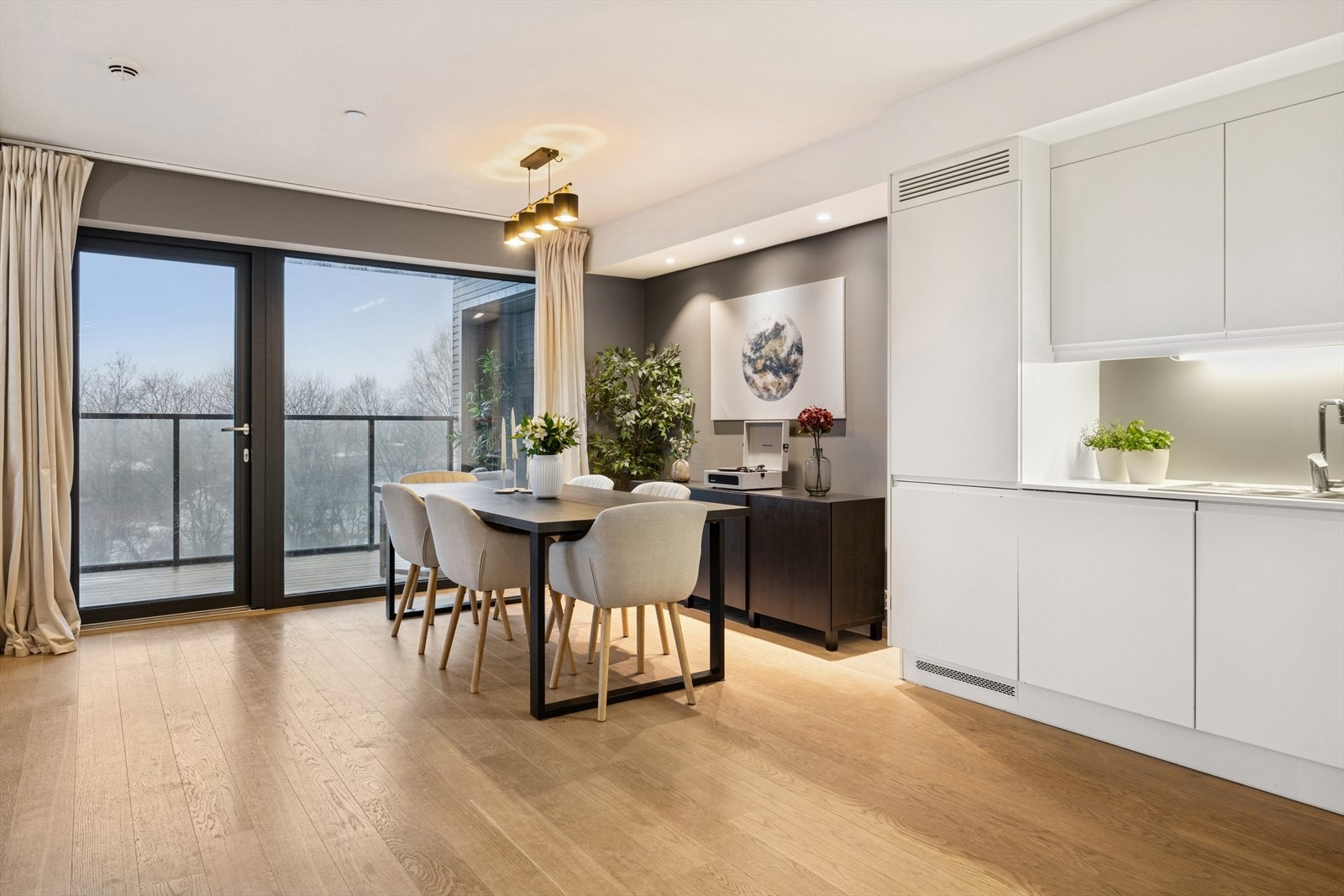 Her ligger forholdene til rette for å invitere venner og familie til hyggelige sammenkomster. Galleribilde