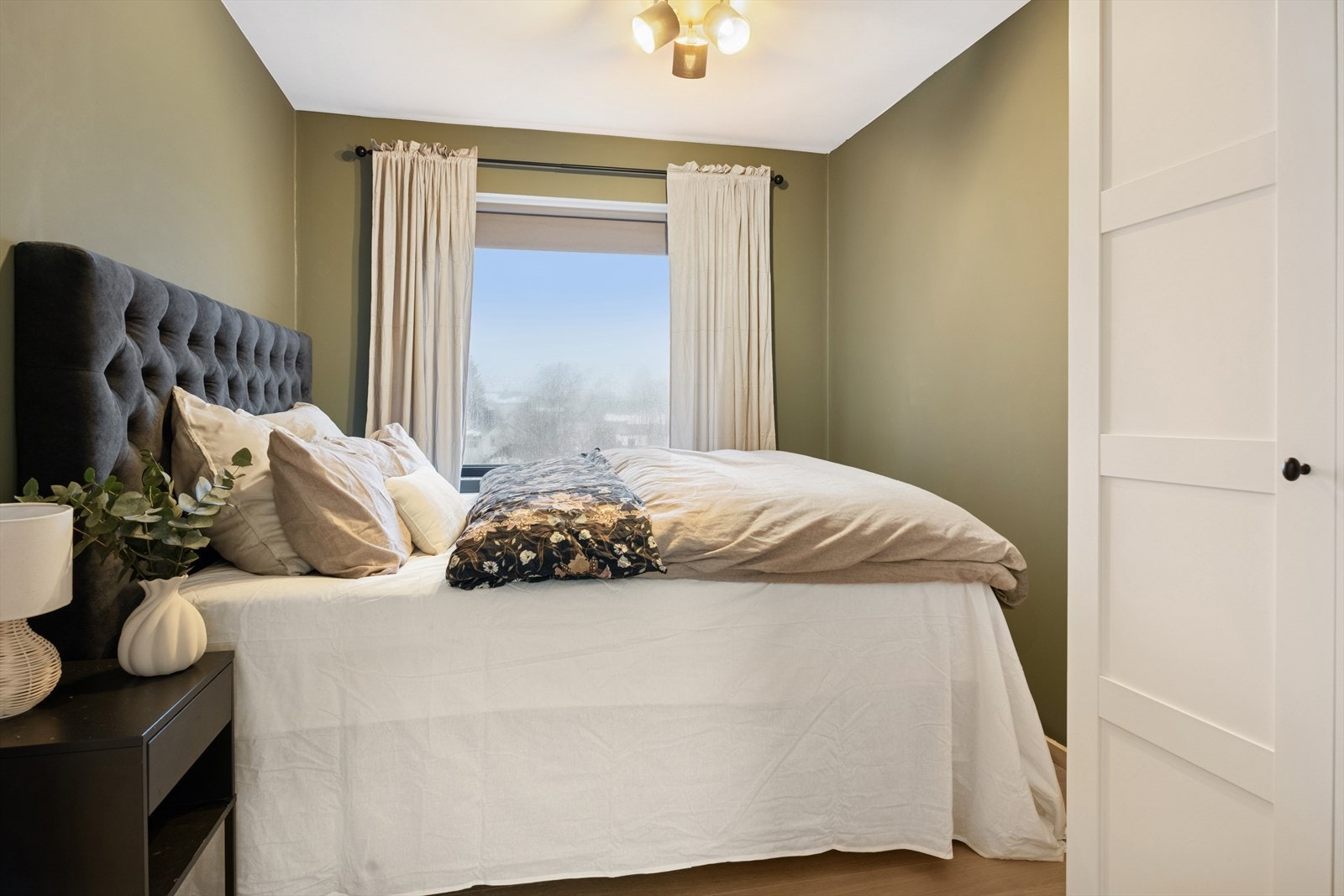 Plass til dobbeltseng og garderobe gir effektiv bruk av hovedsoverommet som er ca. 9,1 m². Galleribilde