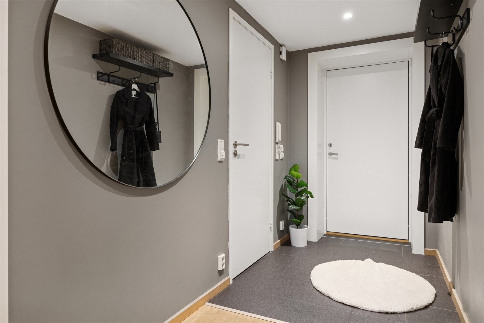 Entréen har flislagt gulv og ytterdør med brannklassifisering EI30. Galleribilde