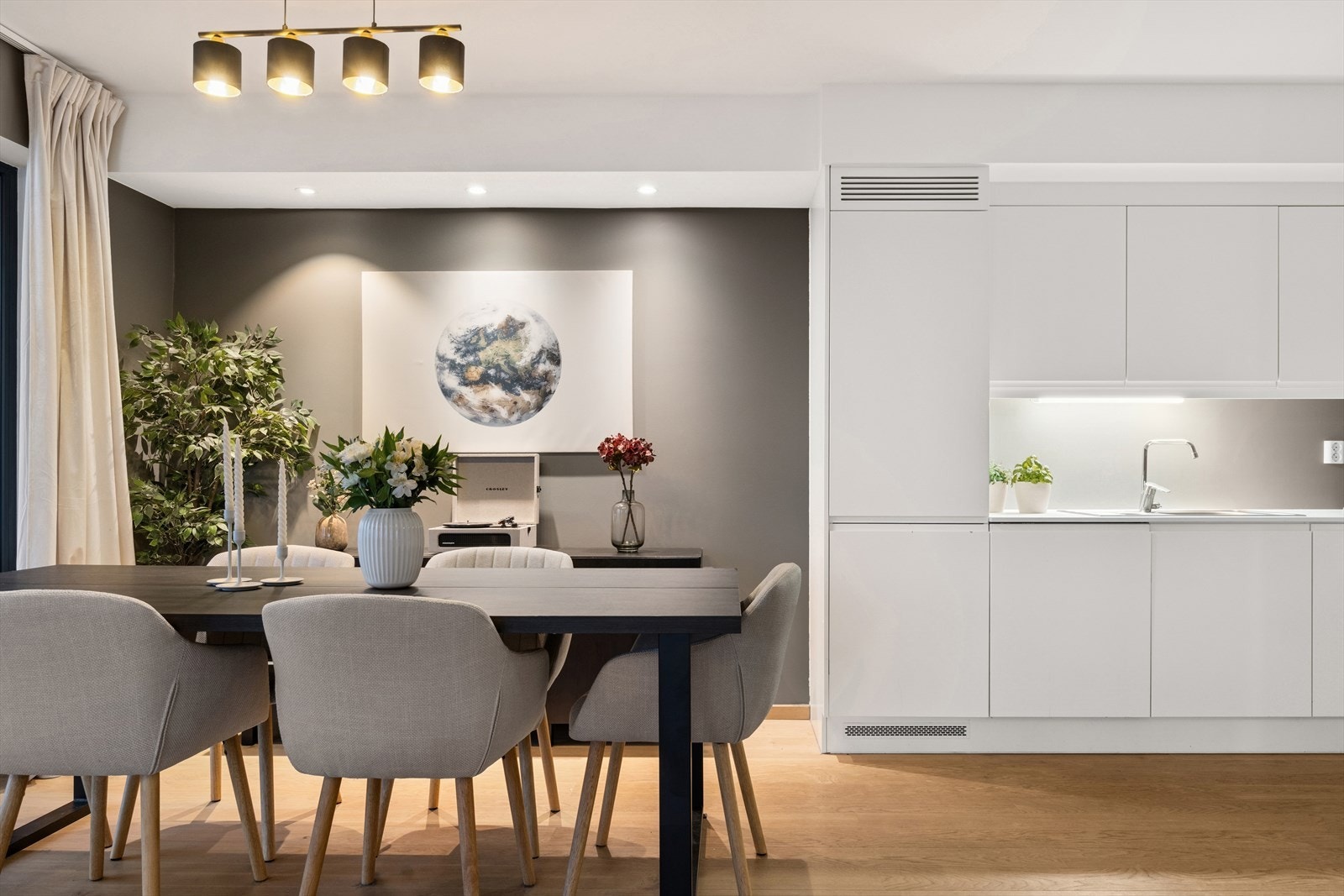 Folierte kjøkkenfronter og laminert benkeplate gir et moderne uttrykk. Galleribilde