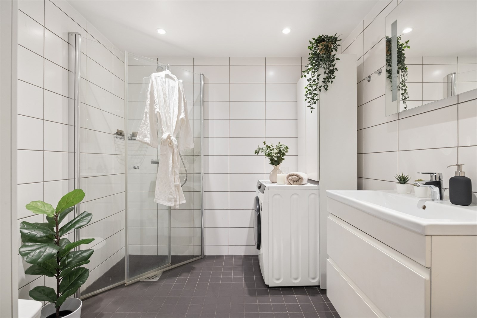 Baderommet er i underkant av 5 m² og har flislagte overflater. Elektriske varmekabler. Mekanisk avtrekk sikrer god ventilasjon. Galleribilde