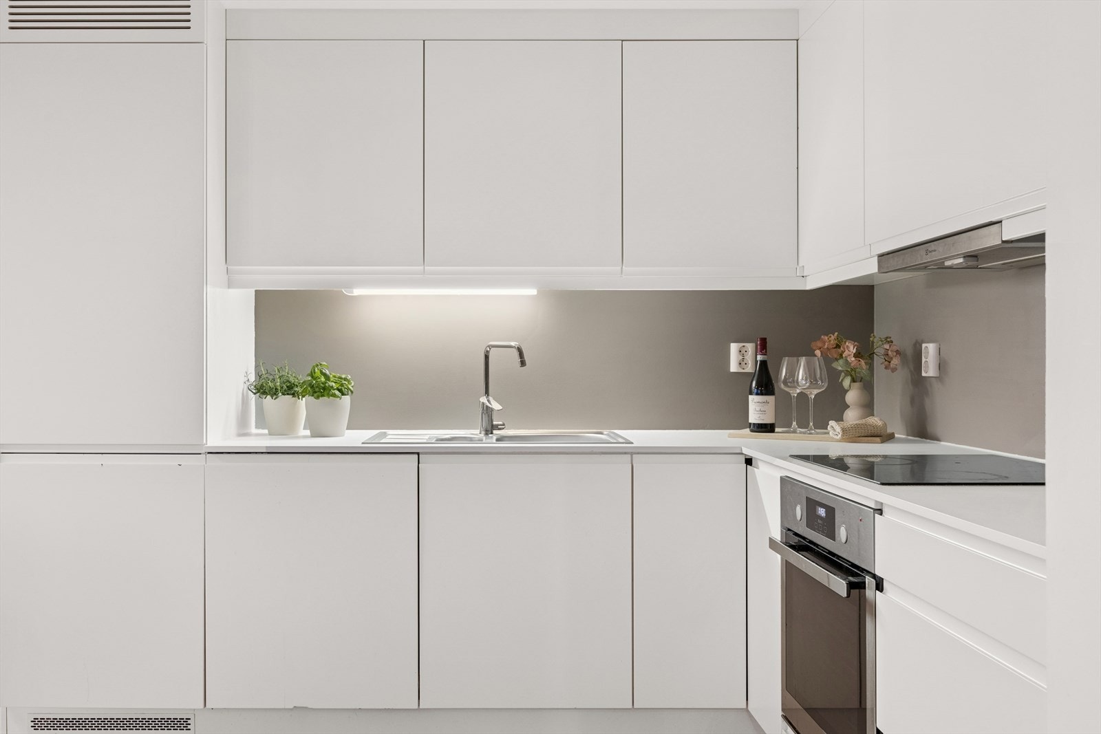 Effektiv arbeidsflate med slette fronter og god belysning. Galleribilde