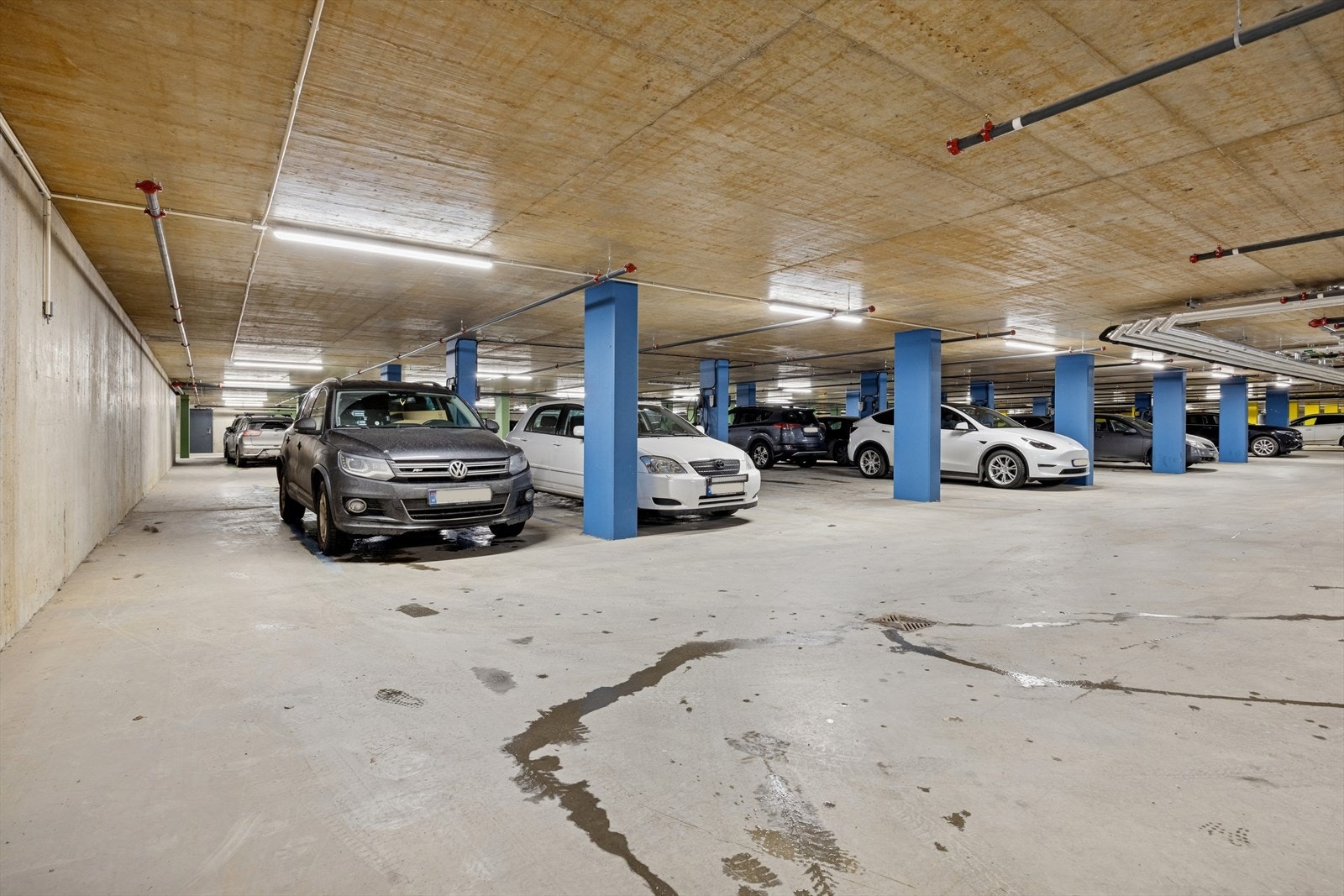 Parkeringsplassen er meget gunstig plassert innerst mot veggen, slik at den er ekstra bred i forhold til øvrige plasser. Galleribilde