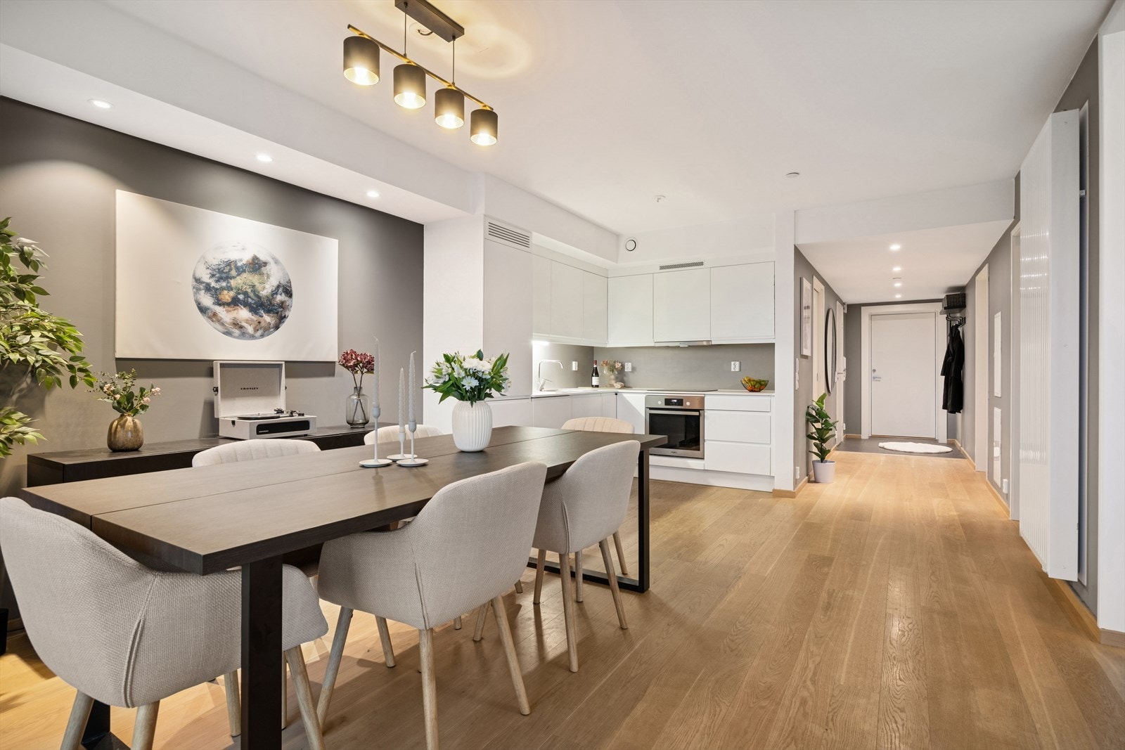 Direkte forbindelse til entréen gir en praktisk flyt i rommet. Galleribilde