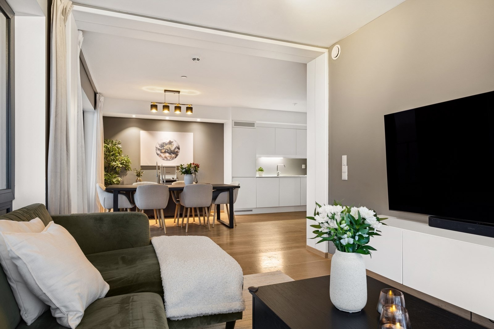 Fra stuen er det enkel tilgang til balkongen. Galleribilde