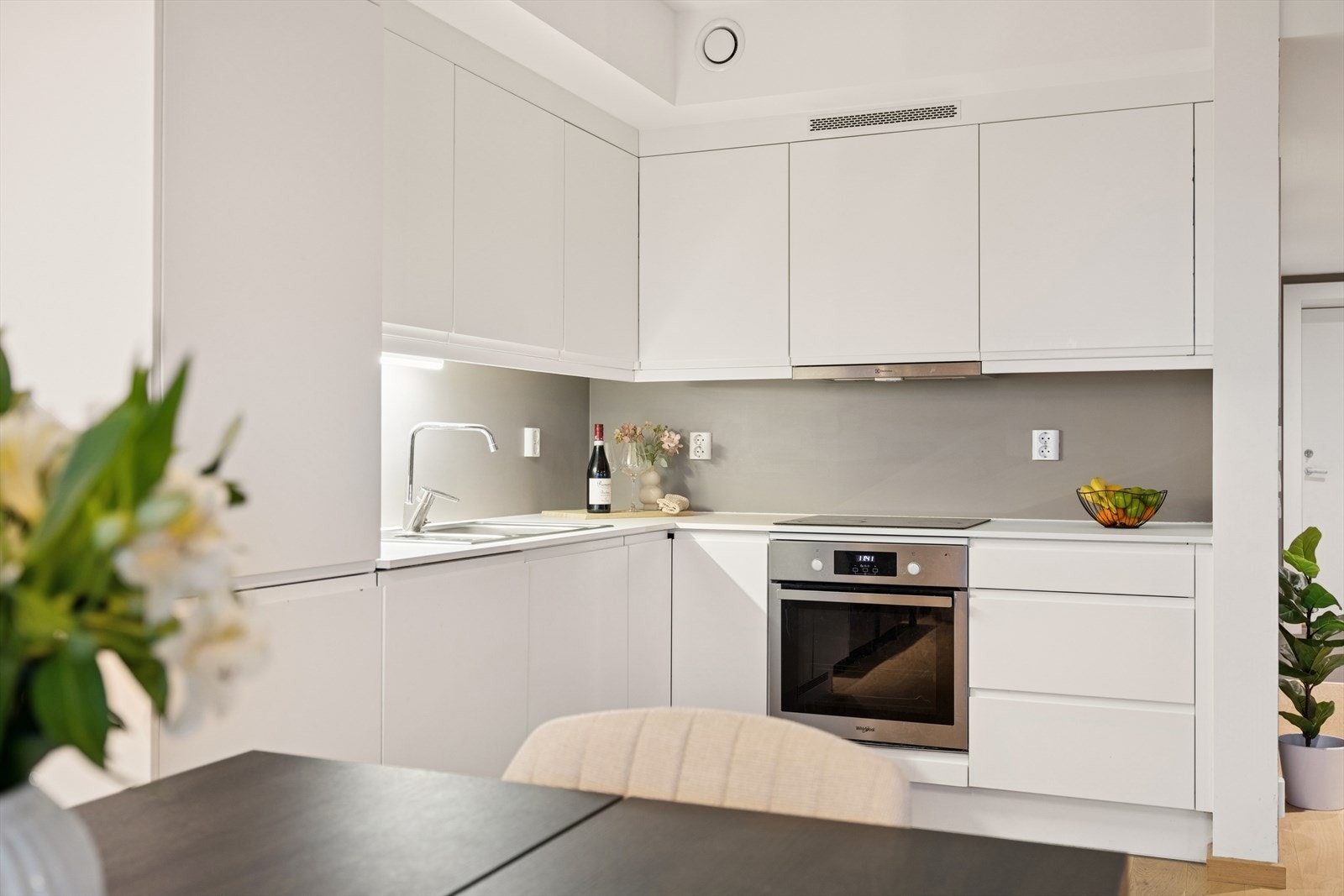 Kjøkkenet har integrerte hvitevarer inkludert kombiskap og oppvaskmaskin. Galleribilde