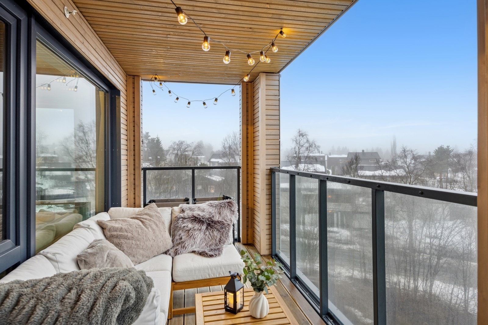 Balkongen er ca. 14 m² og har solide glassrekkverk som gir sikkerhet uten å hindre utsikten. Galleribilde