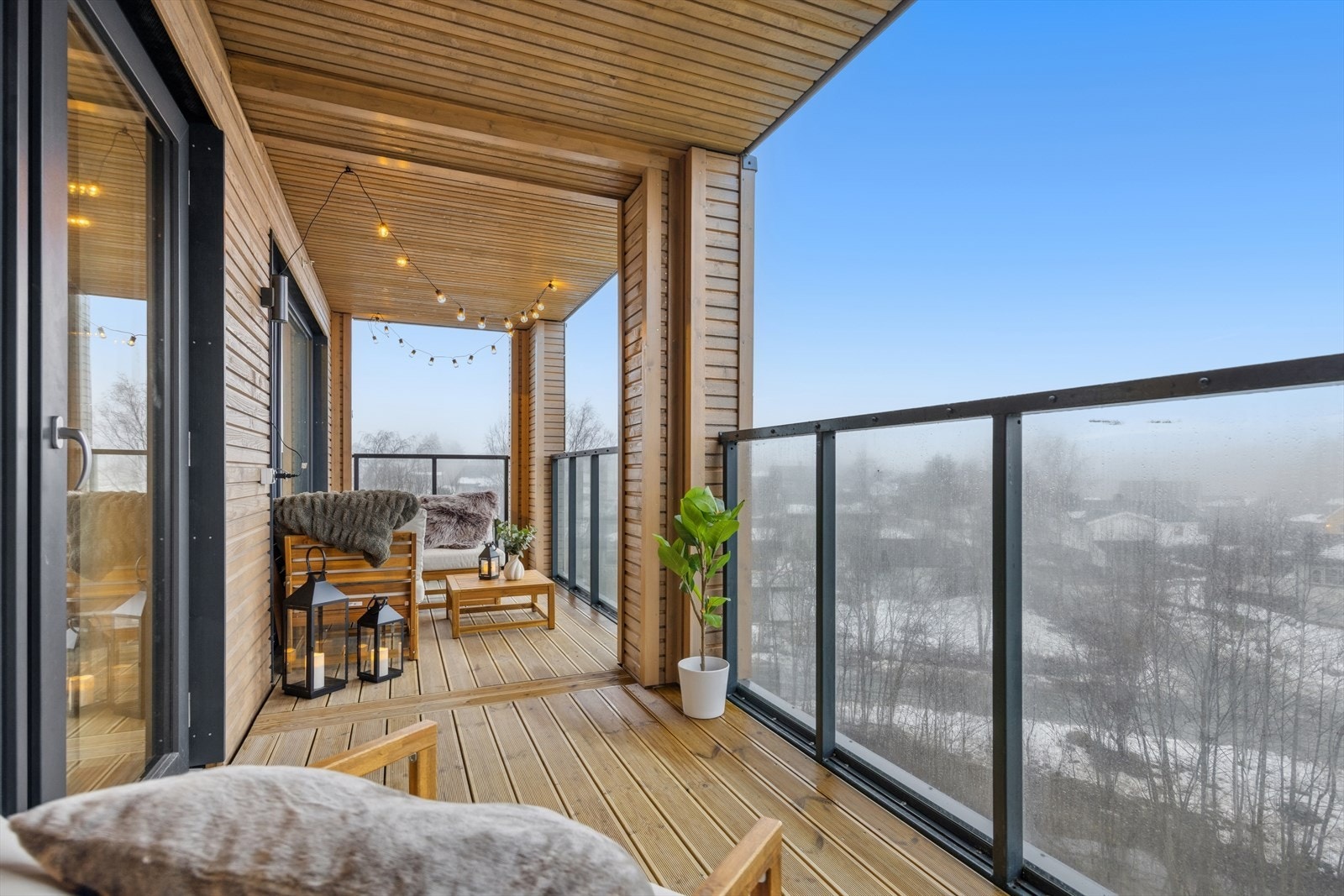 Treverk på gulv og vegger gir en naturlig og varm følelse på balkongen. Galleribilde