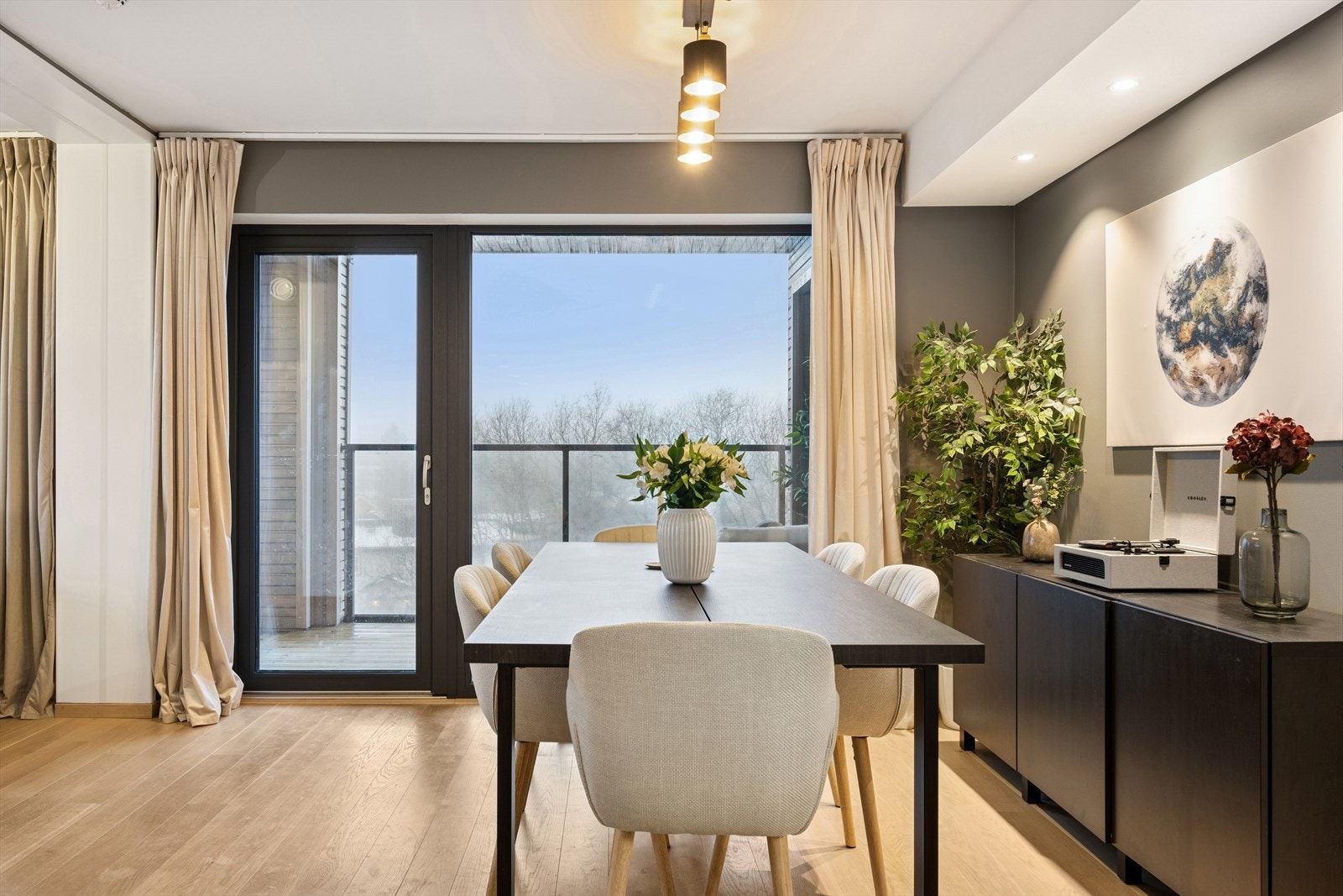 La oss ta en titt ute på balkongen! Galleribilde