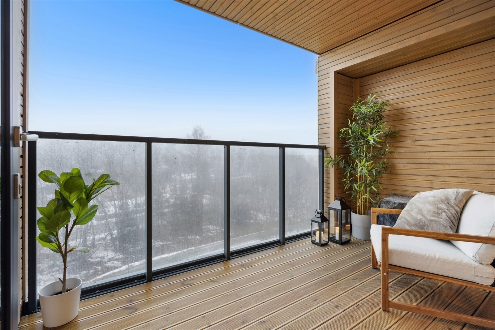 Romslig- og overbygd balkong med plass til utemøbler, ideell for avslapning. Galleribilde