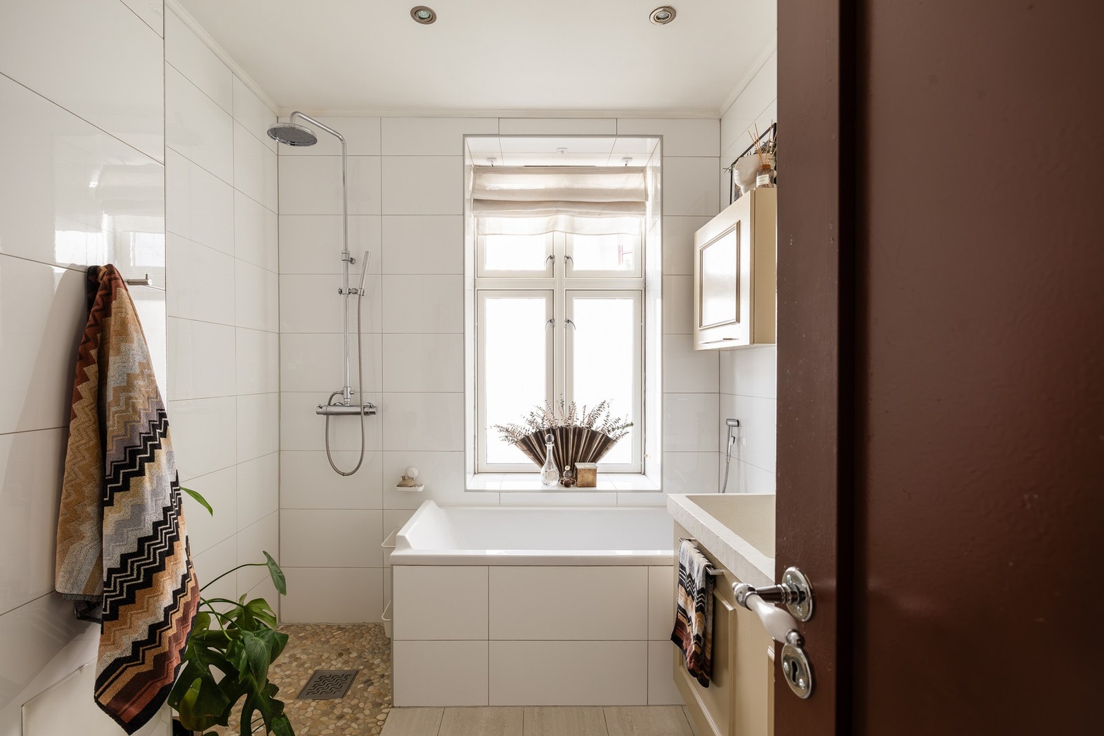 Pent, flislagt bad med downlights i himling og varme i gulv. Galleribilde