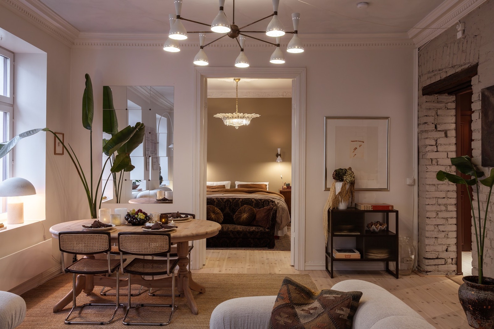 Generøs takhøyde målt til 2,96 meter i stuen. Galleribilde