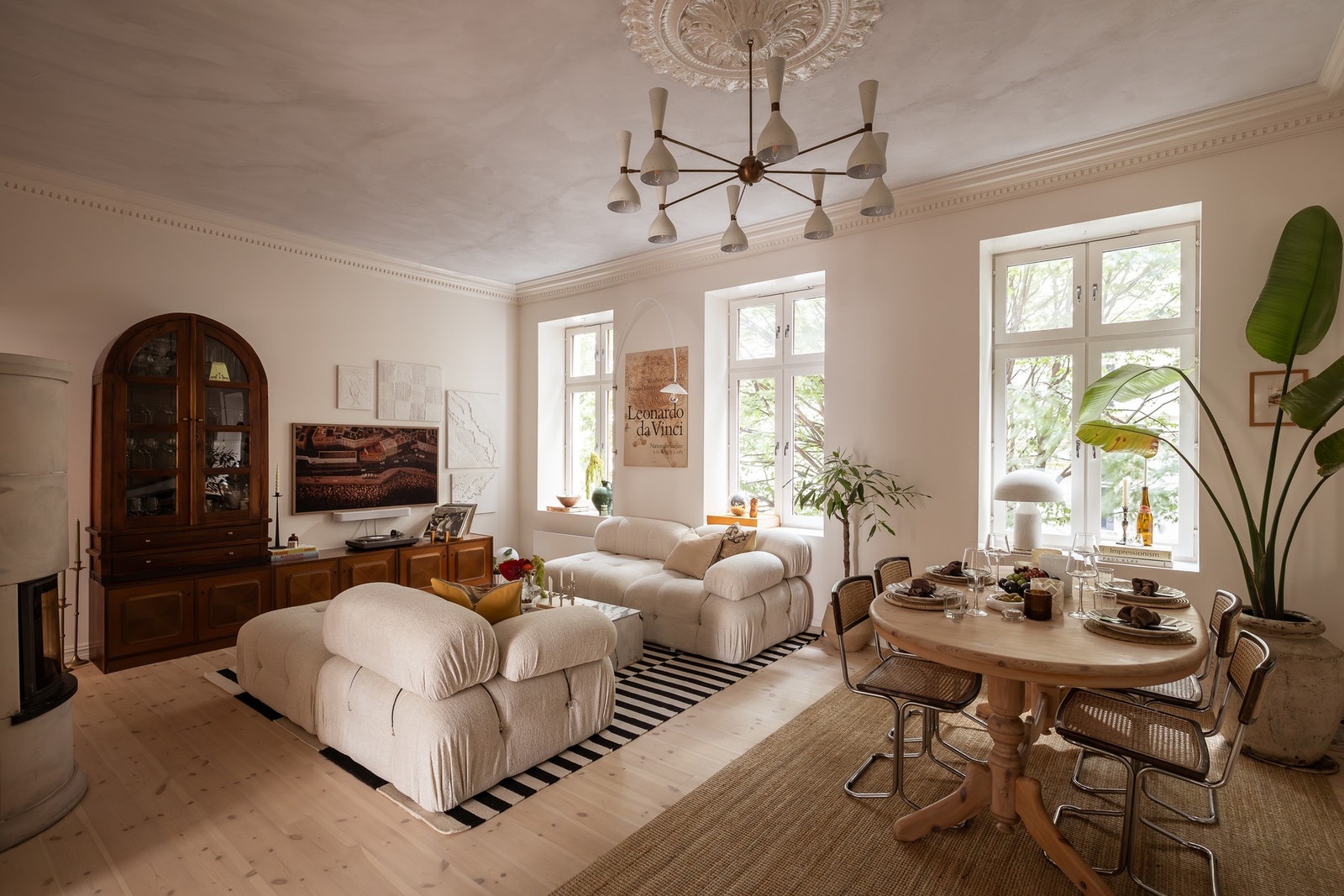 Naturlig soneinndeling med god plass til spisebord, sofagruppe og underholdningsavdeling. Galleribilde