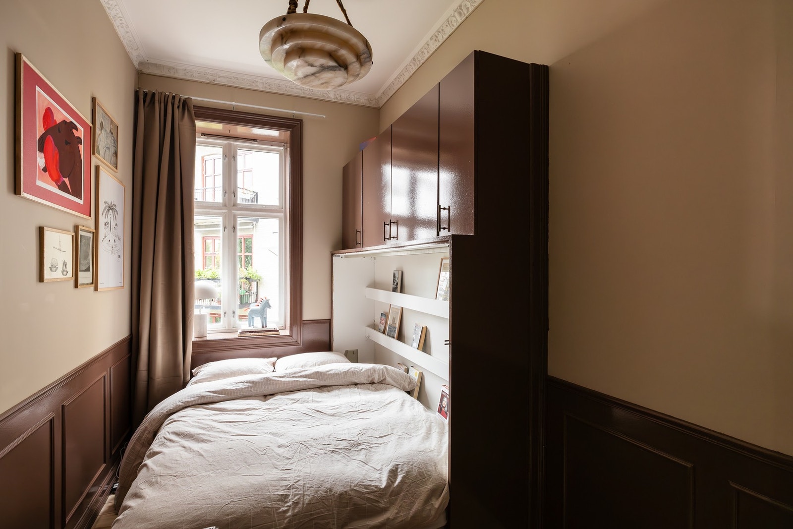 Integrert garderobeskap og hylleløsning. Galleribilde