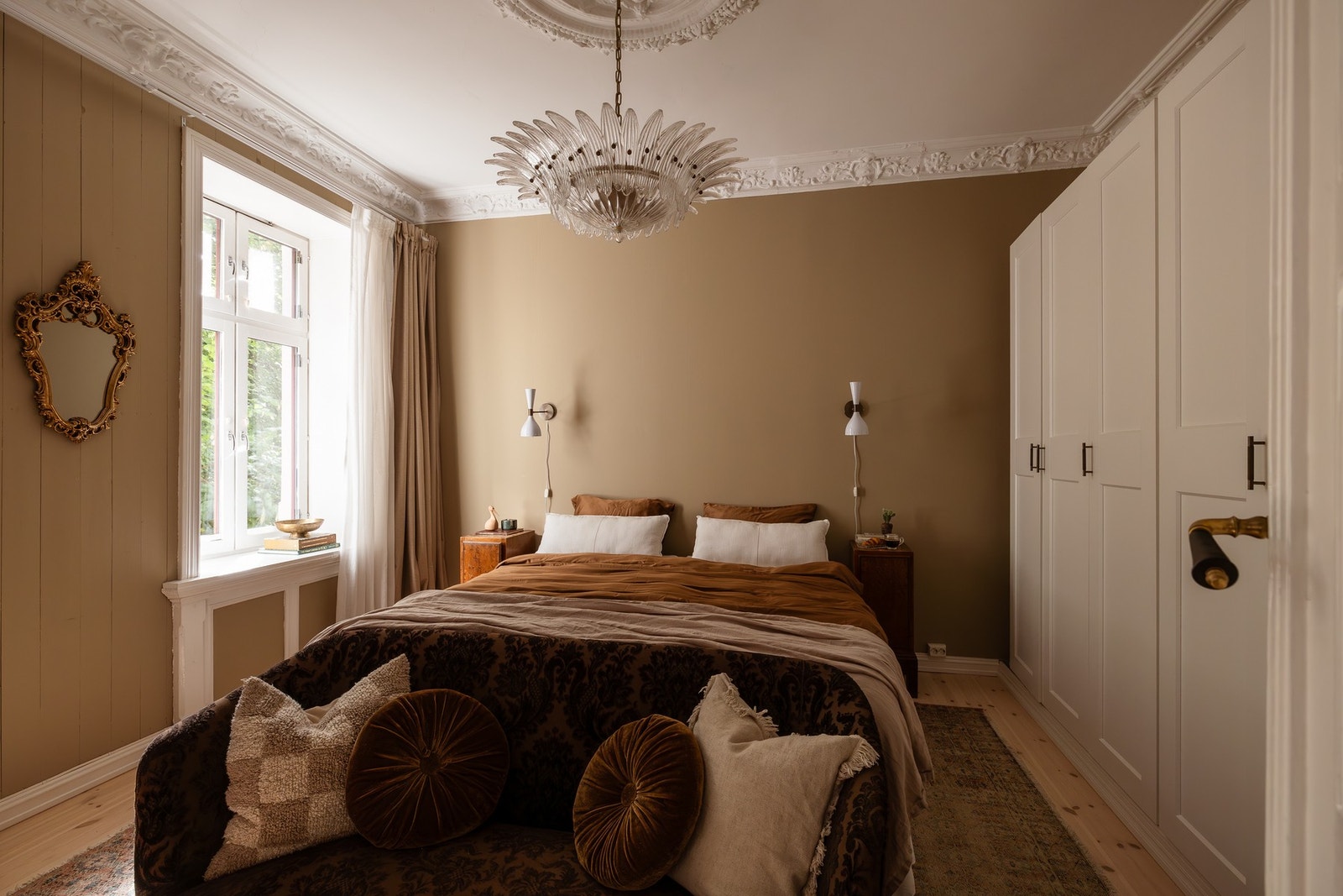 Stort hovedsoverom med god plass til dobbeltseng, nattbord og garderobeskap. Galleribilde