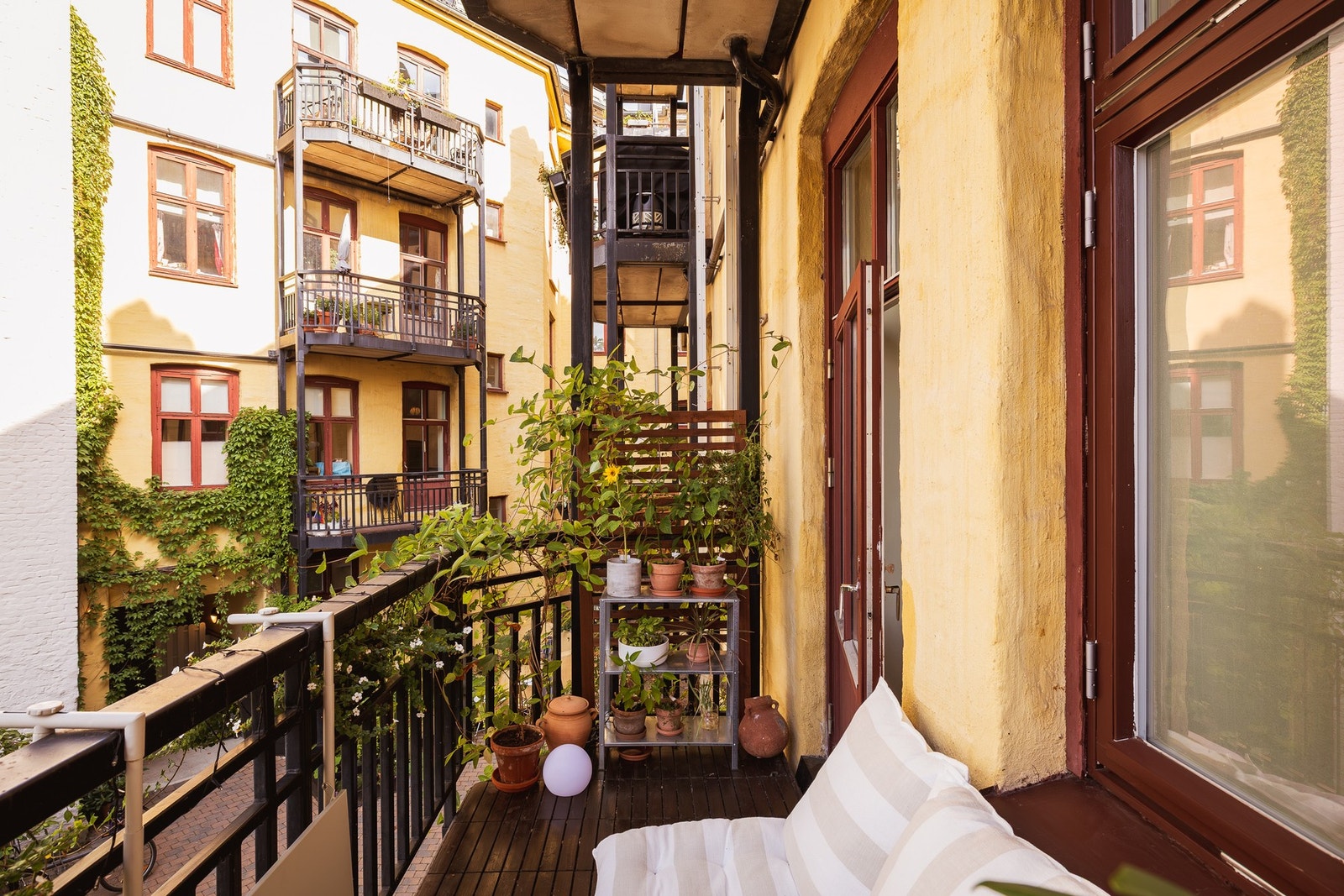 Vendt mot rolig, frodig bakgård. Galleribilde