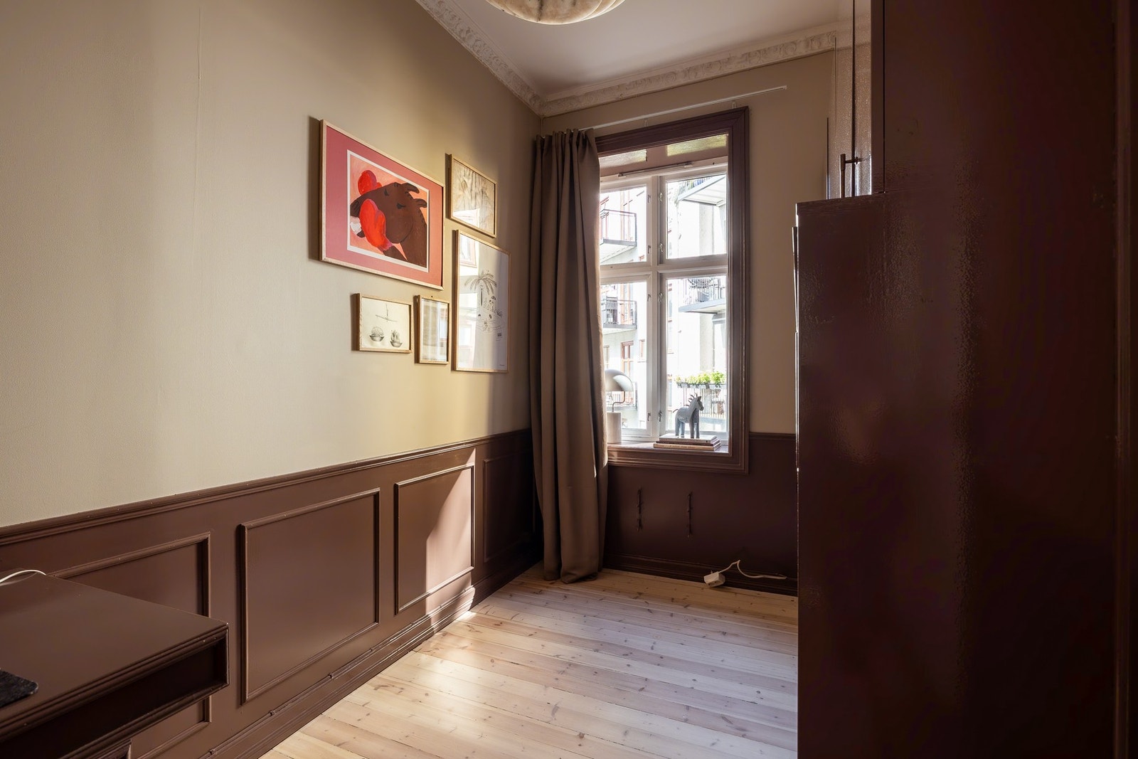 Rommet vender mot stille bakgård. Galleribilde