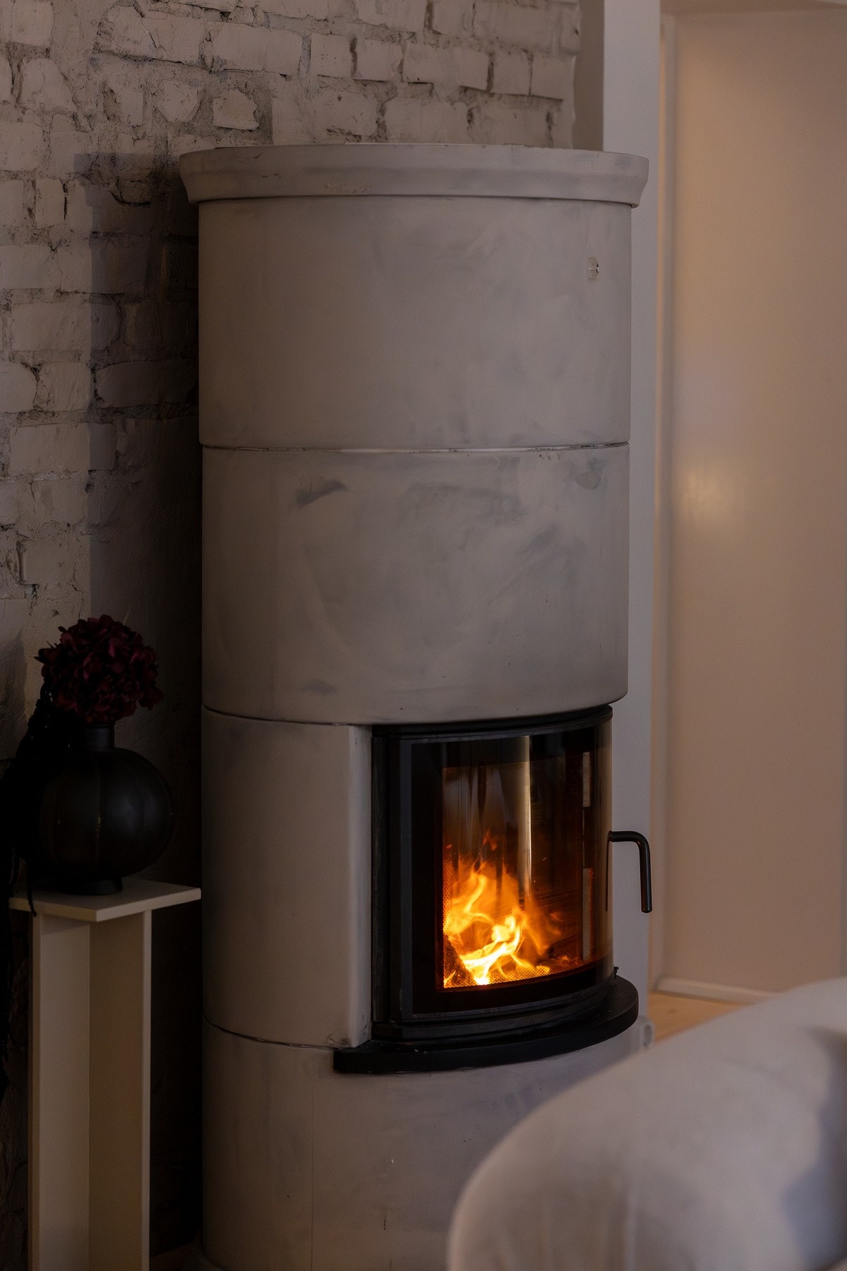 Peisovn som varmer godt i høst- og vinterhalvåret. Peis etablert i 2024. Peis fra Nordpeis. Galleribilde