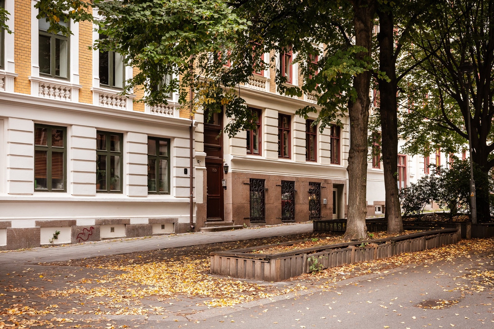 Fasade - Her bor du stille og tilbaketrukket i en miljøgate, men samtidig sentralt med nærhet til byens fasiliteter. Galleribilde