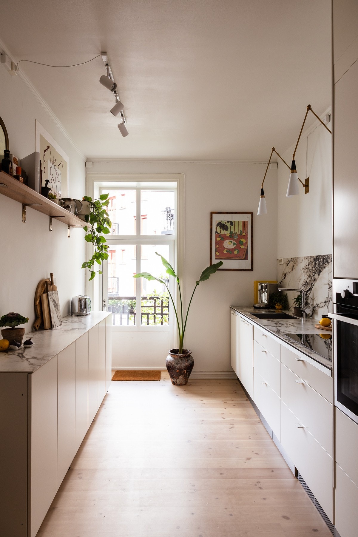 Separat kjøkken med utgang til flott balkong som vender mot bakgård. Galleribilde