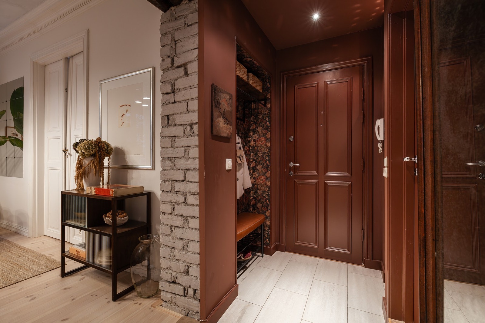 Gjennomført entré med god plass til yttertøy og oppbevaring. Galleribilde