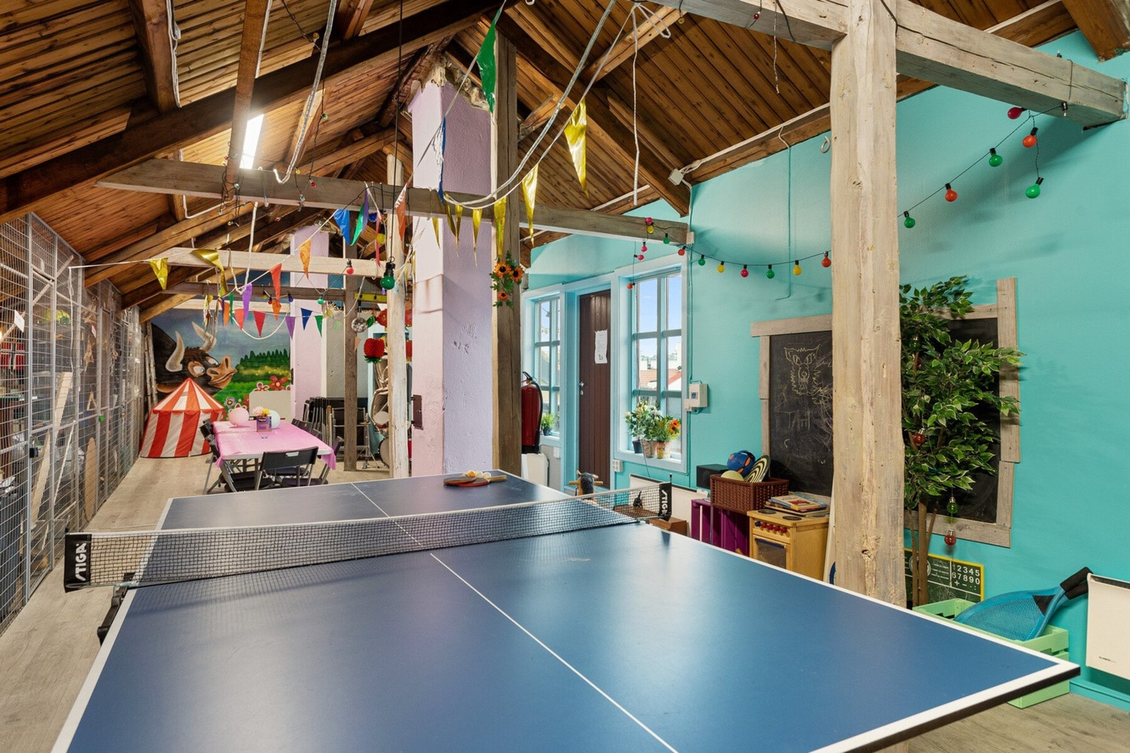 "Partyloftet" i oppgangen. Her er det tilgang til et hyggelig fellesareal på loftet. Loftet kan reserveres av den enkelte beboer til alt fra barnebursdag til sosiale arrangementer. Her er det sittegrupper, leker og bordtennis. Galleribilde