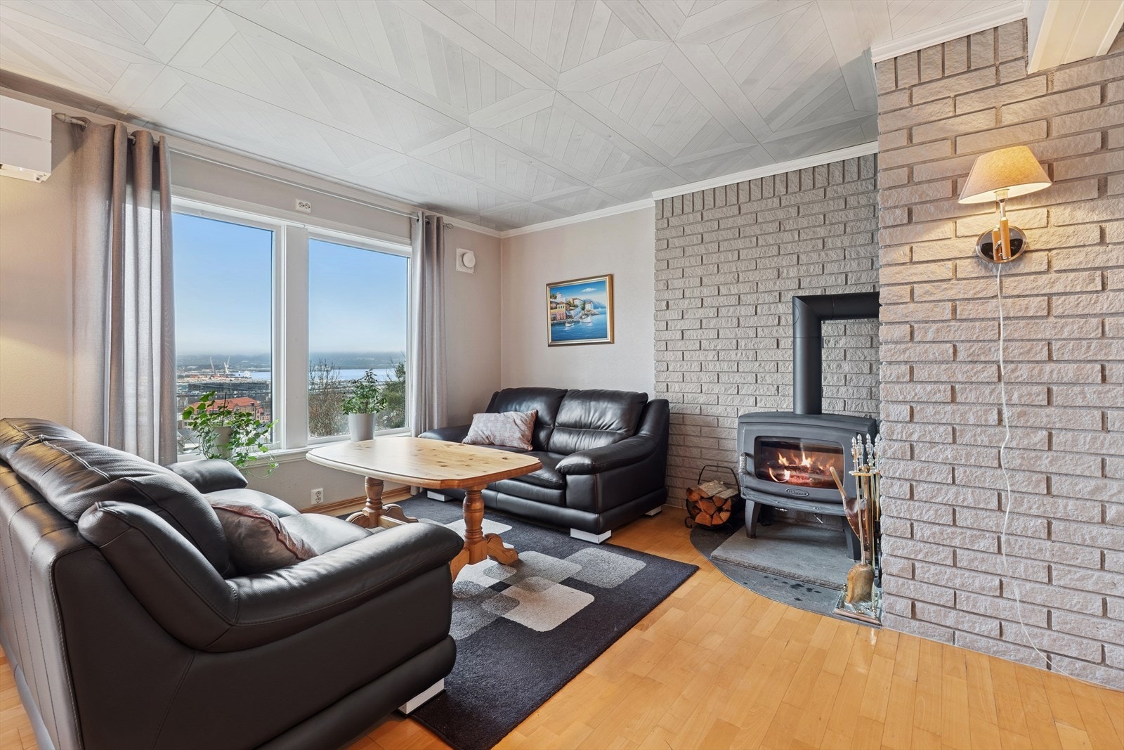 Stuen er ellers utstyrt med vedovn og varmepumpe som begge sørger for god- og energieffektiv oppvarming. Galleribilde