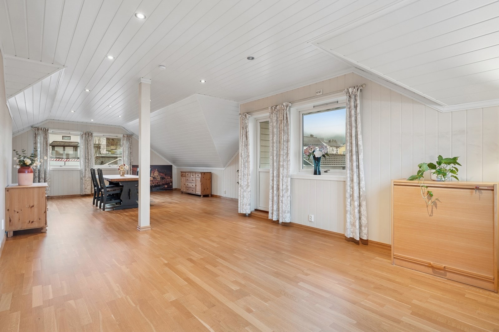 Det er også utgang til en veranda med flott utsikt. Stuen er også stor nok til å se på muligheten for å etablere et ekstra gjesterom? Galleribilde