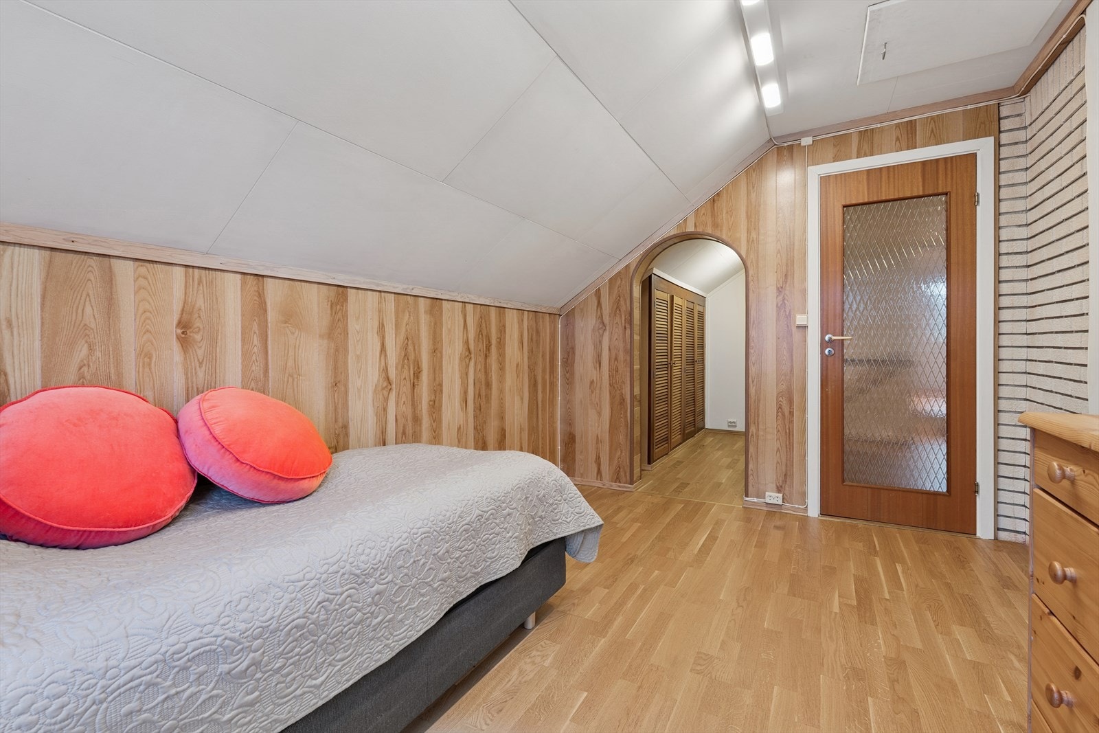 Soverom 3 har tilhørende garderoberom med god lagringsplass. Galleribilde