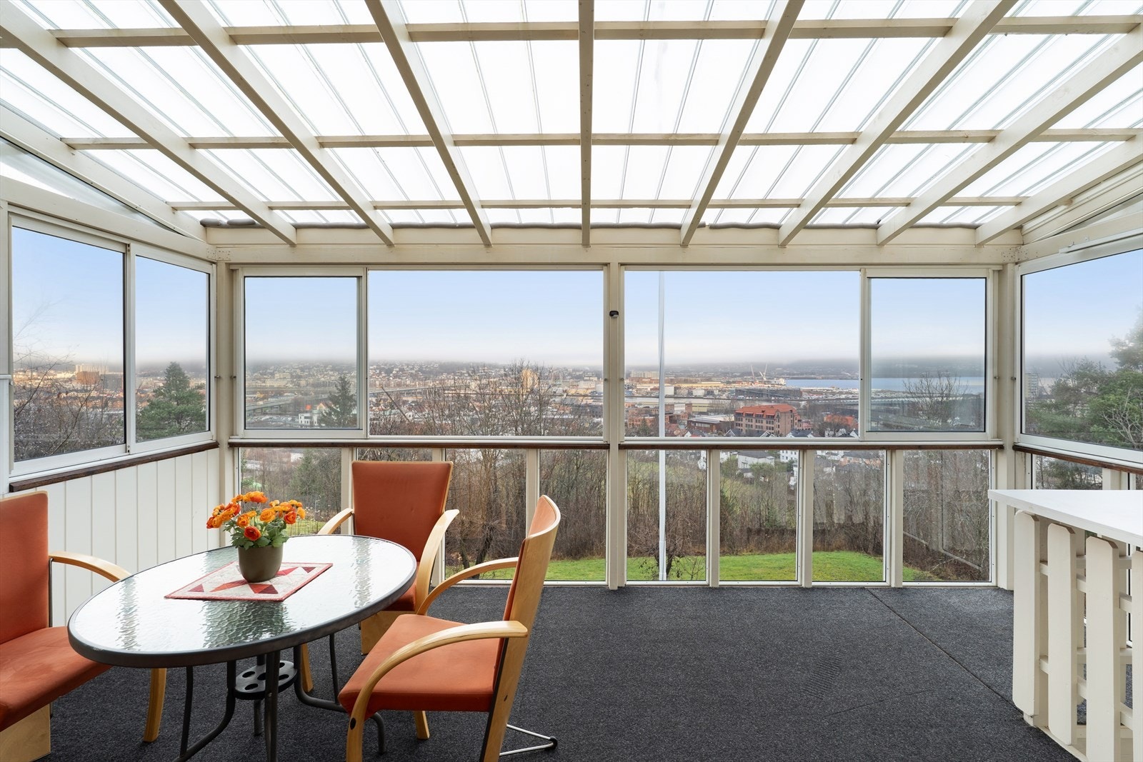 Med utgang fra stuen finner man en romslig vinterhage hvor man kan trekke inn på kveldstid. Galleribilde