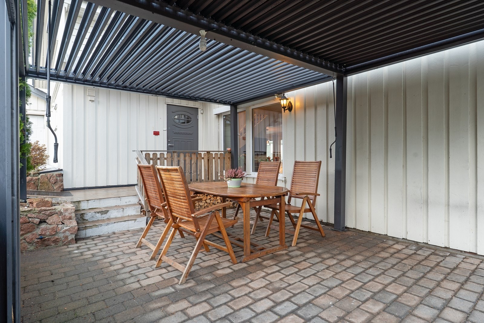 Flott pergola like ved inngangspartiet! Galleribilde