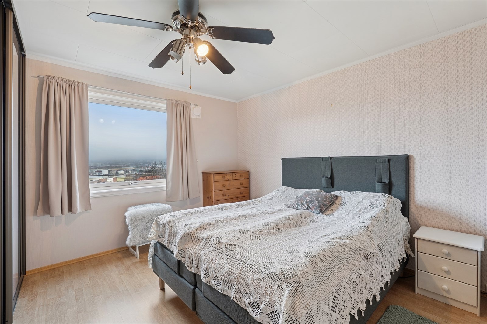 Soverom 1 er romslig og utstyrt med stor skyvedørsgarderobe. Her har man i tillegg god plass til å møblere med dobbeltseng. Galleribilde