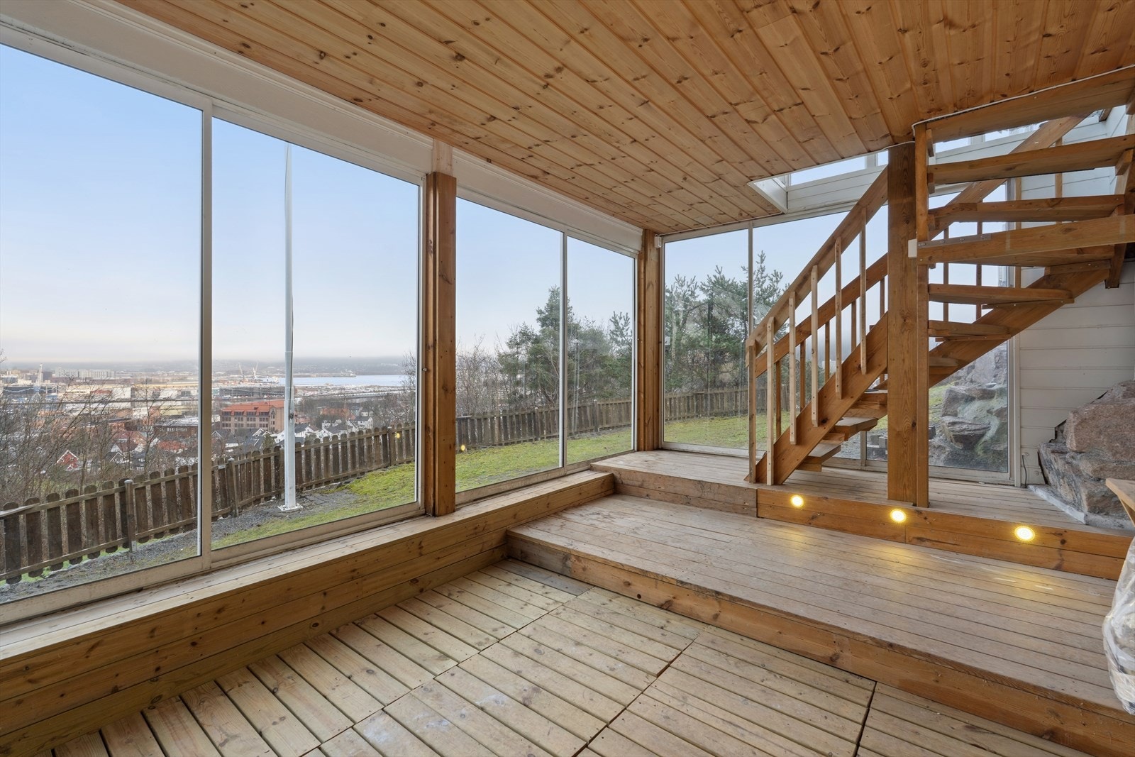 I kjelleren finner man også en vinterhage med store vindusflater som har trapp ned fra vinterhagen i første etasje. Galleribilde