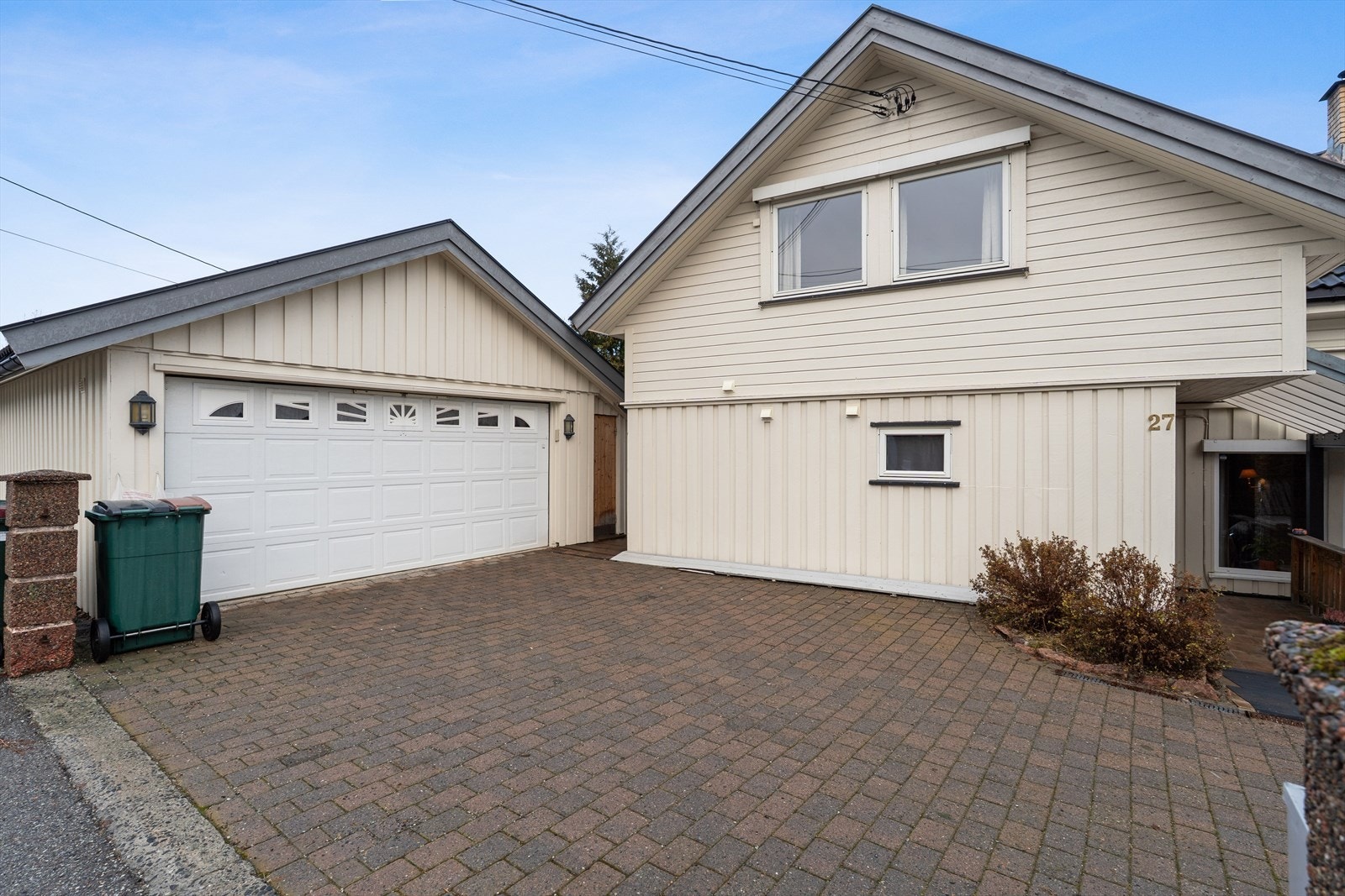 I gårdsrommet har man god plass til parkering av flere biler i tillegg til parkering i garasje. Galleribilde