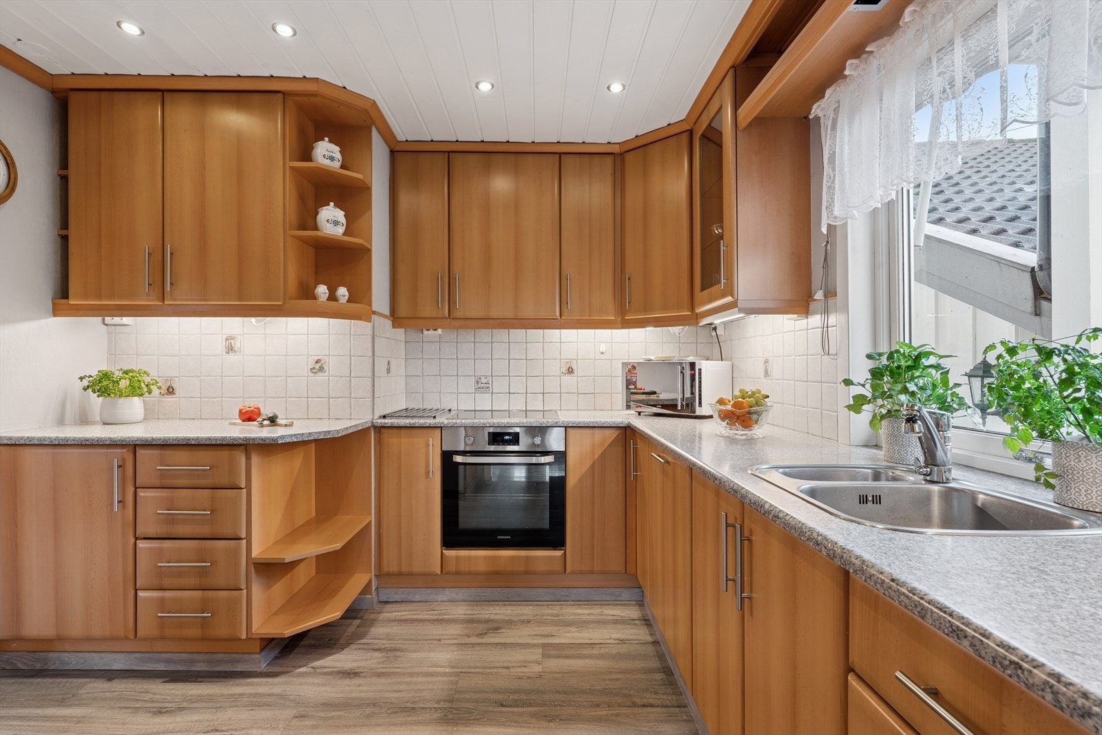 Kjøkkenet ble byttet i 2006 og er innredet med trefargede, slette fronter og grå benkeplate i laminat. Et stort og godt kjøkken hvor man har rikelig med skap- og skuffeplass, samt gode arbeidsflater på benk. Galleribilde