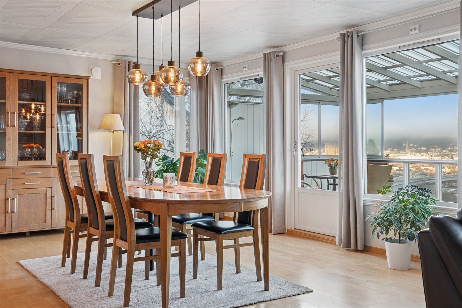 Her har man god plass til å dekke langbord og invitere venner og familie på besøk. Galleribilde