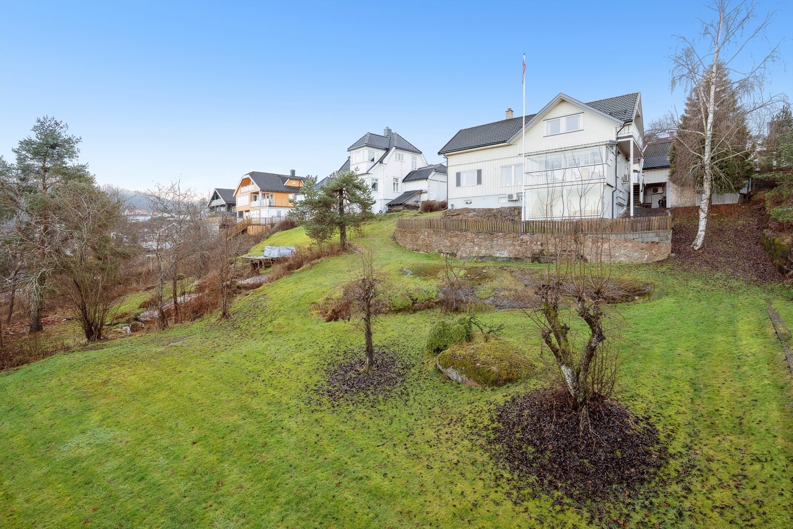 DNB Eiendom V/Kent Salte har gleden av å presentere Markusveien 27 - En innholdsrik enebolig med stor og flott opparbeidet tomt og attraktiv beliggenhet. Galleribilde