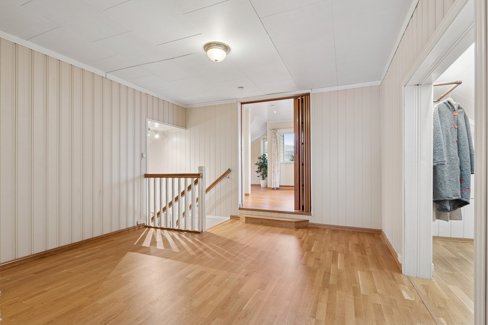 Følger man trappen opp til boligens andre etasje kommer man inn i en romslig gang med tilhørende garderobe. Galleribilde