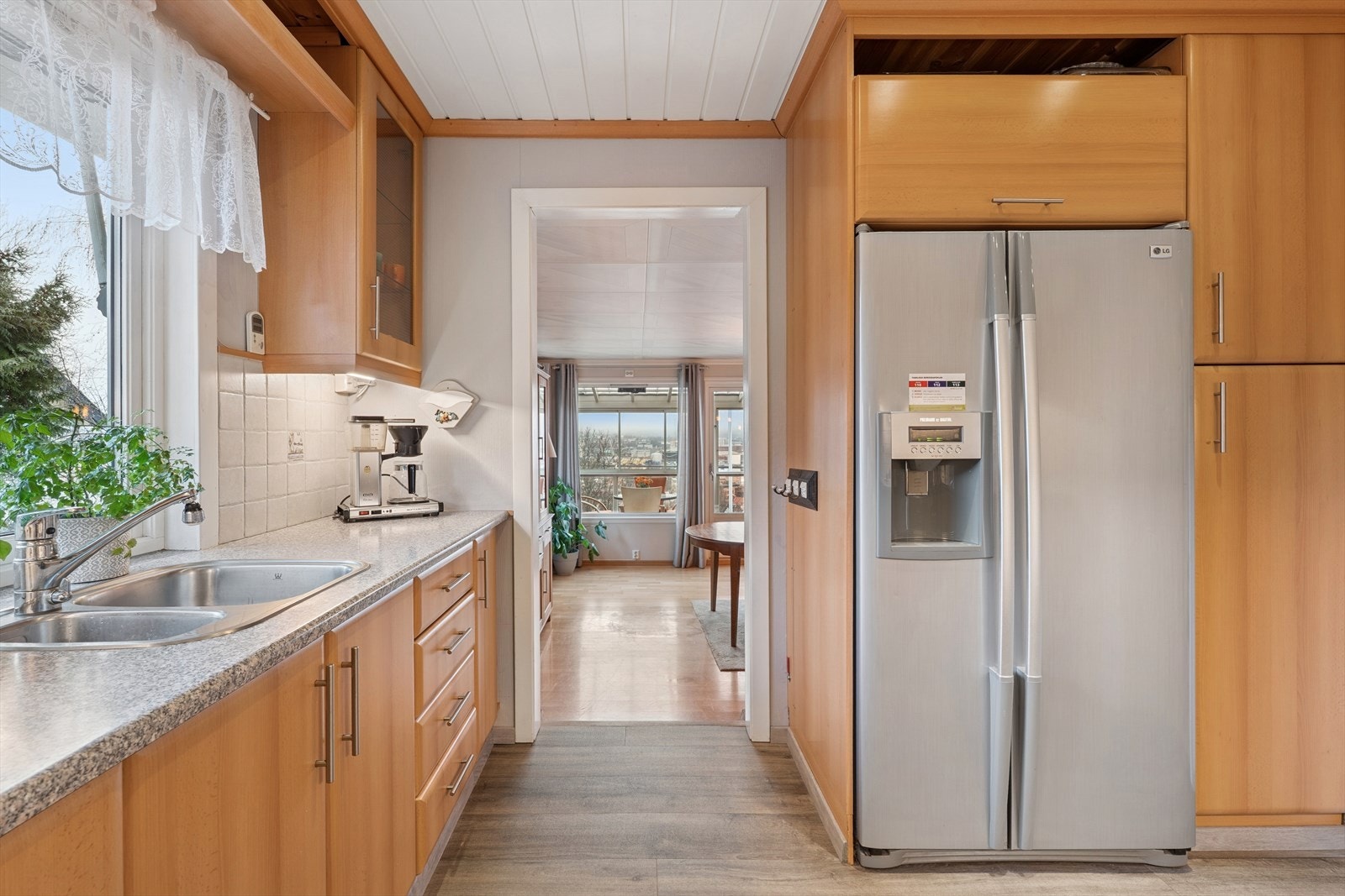 Kjøkkenet er ellers utstyrt med frittstående kjøleskap, oppvaskmaskin, stekeovn, induksjonstopp og kjøkkenventilator med avtrekk ut. Galleribilde