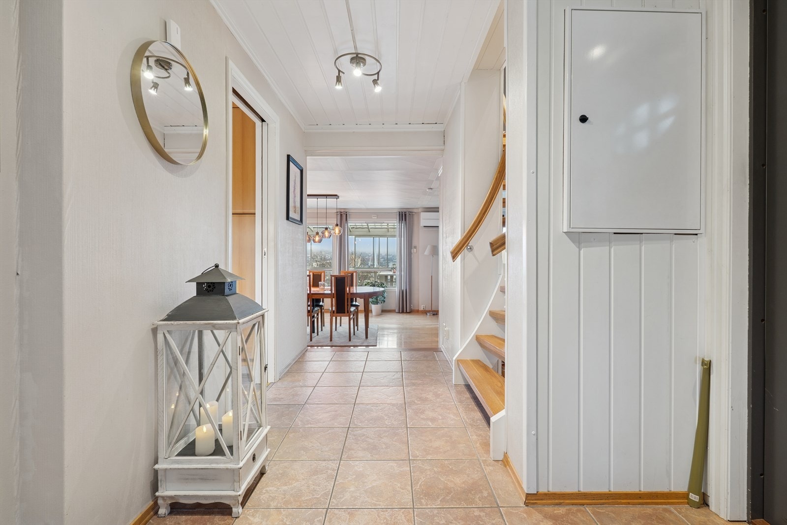 Man ønskes velkommen inn i en romslig entré som er praktisk innredet med flislagt gulv og romslig garderobe hvor man kan henge fra seg yttertøy og sko. Galleribilde